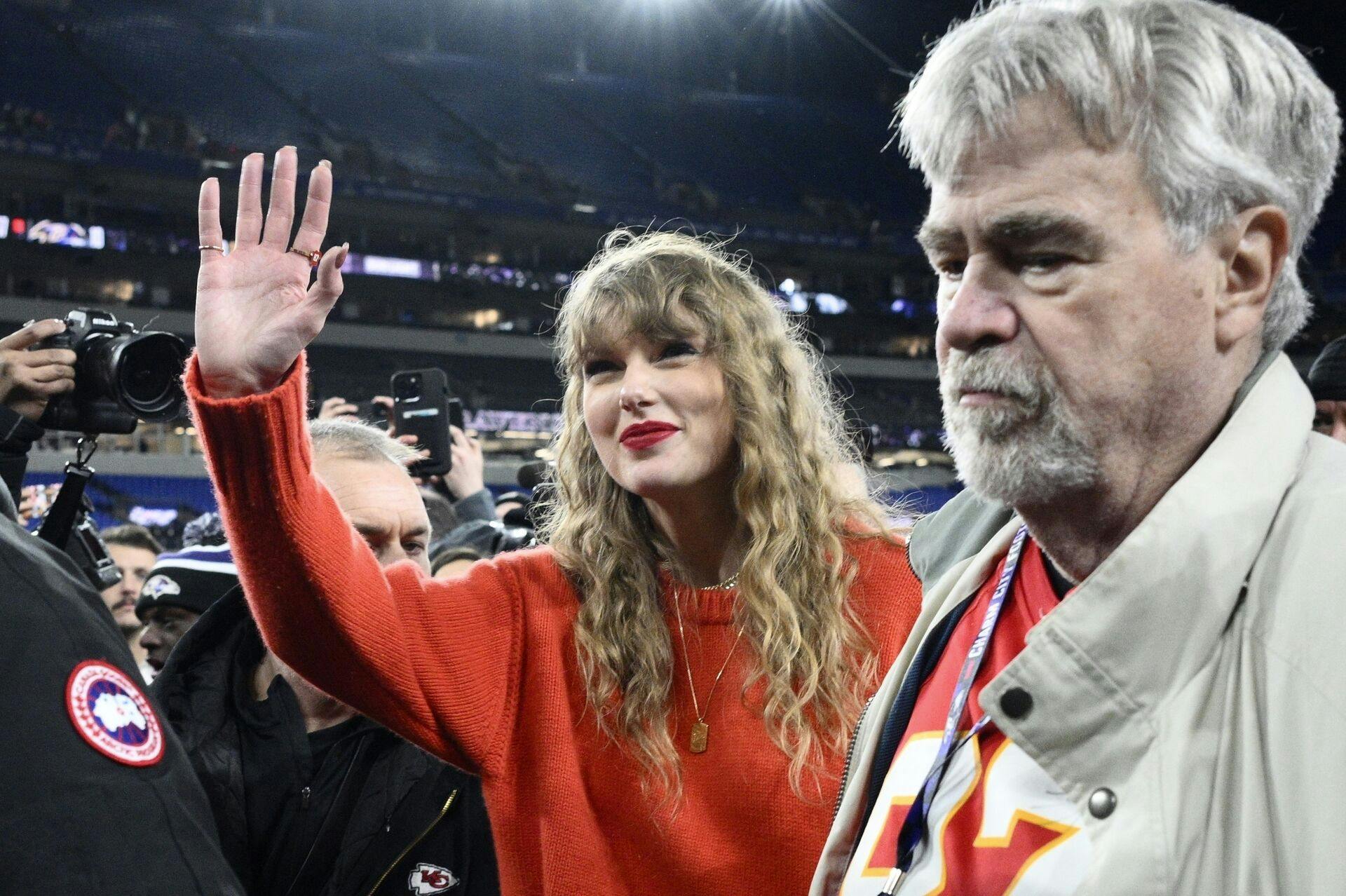 Taylor Swift fik også et forhold til Ed Kelces kæreste Maureen. 