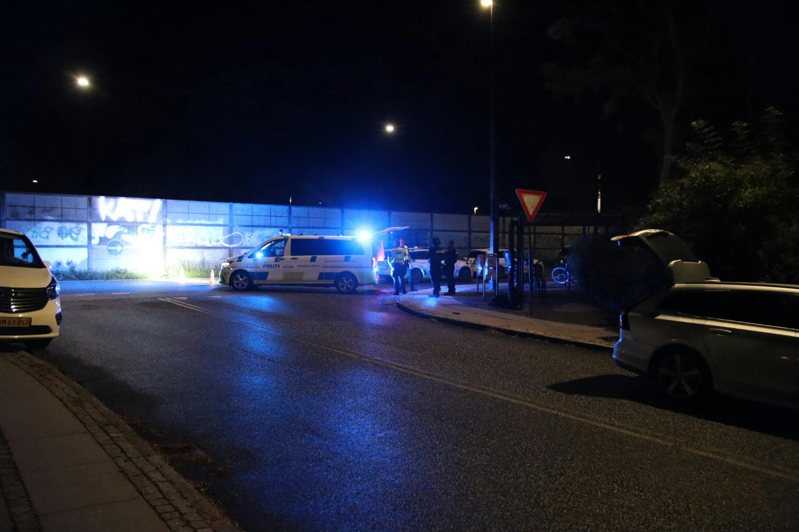 Ifølge politiet er manden blev ramt af skud i maven.