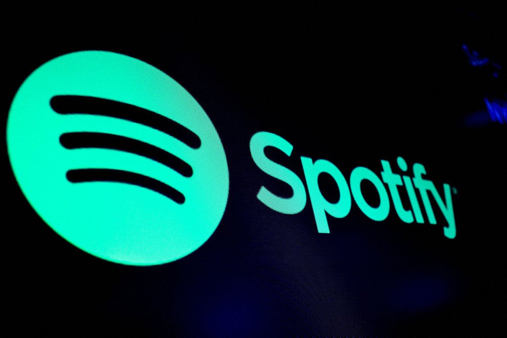 Snart vil det blive dyrere at lytte til hits hos streamingstjenesten Spotify.&nbsp;
