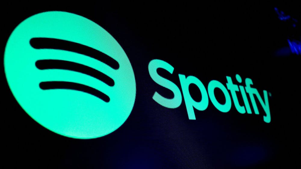 Snart vil det blive dyrere at lytte til hits hos streamingstjenesten Spotify. 