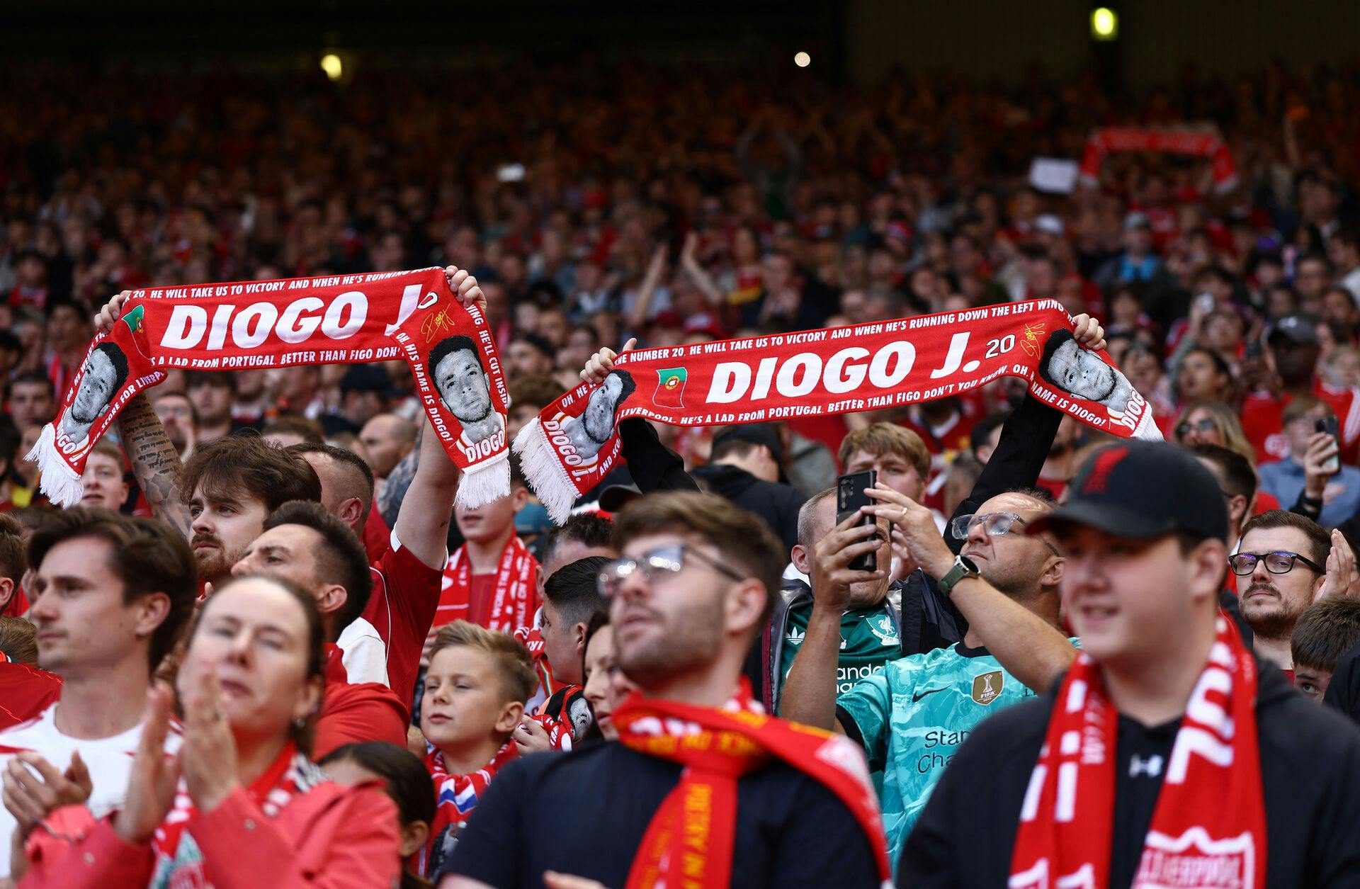 Afdøde Diogo Jota blliver hyldet af Liverpool-fans før træningskampene mod Athletic Bilbao.