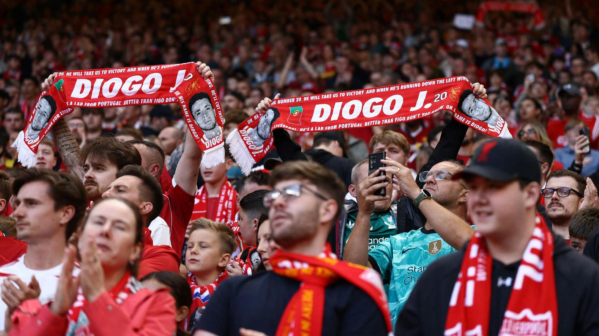 Afdøde Diogo Jota blliver hyldet af Liverpool-fans før træningskampene mod Athletic Bilbao.
