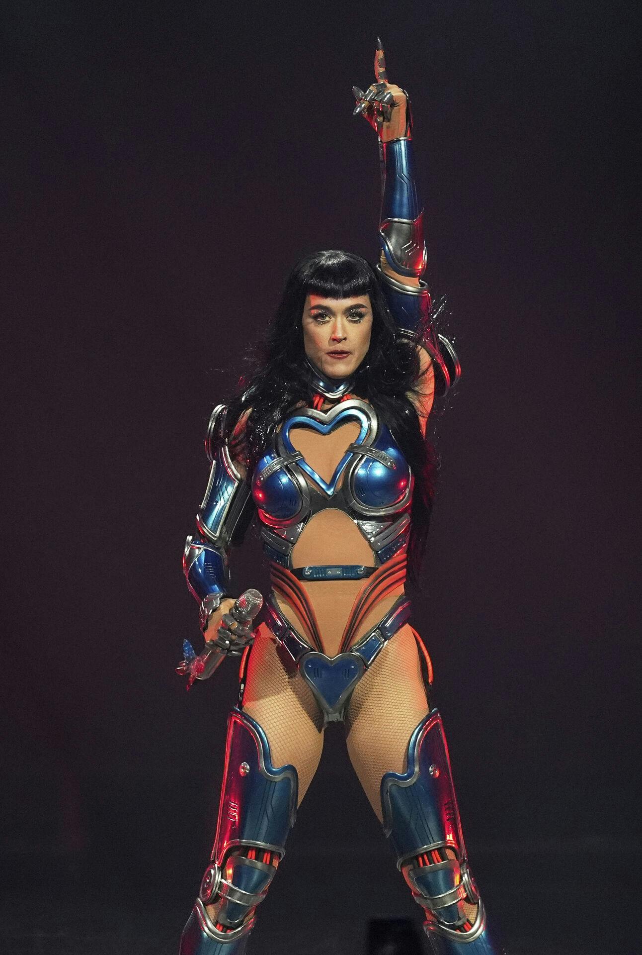 En ung fan besvimede under Katy Åerrys koncert i Detroit.