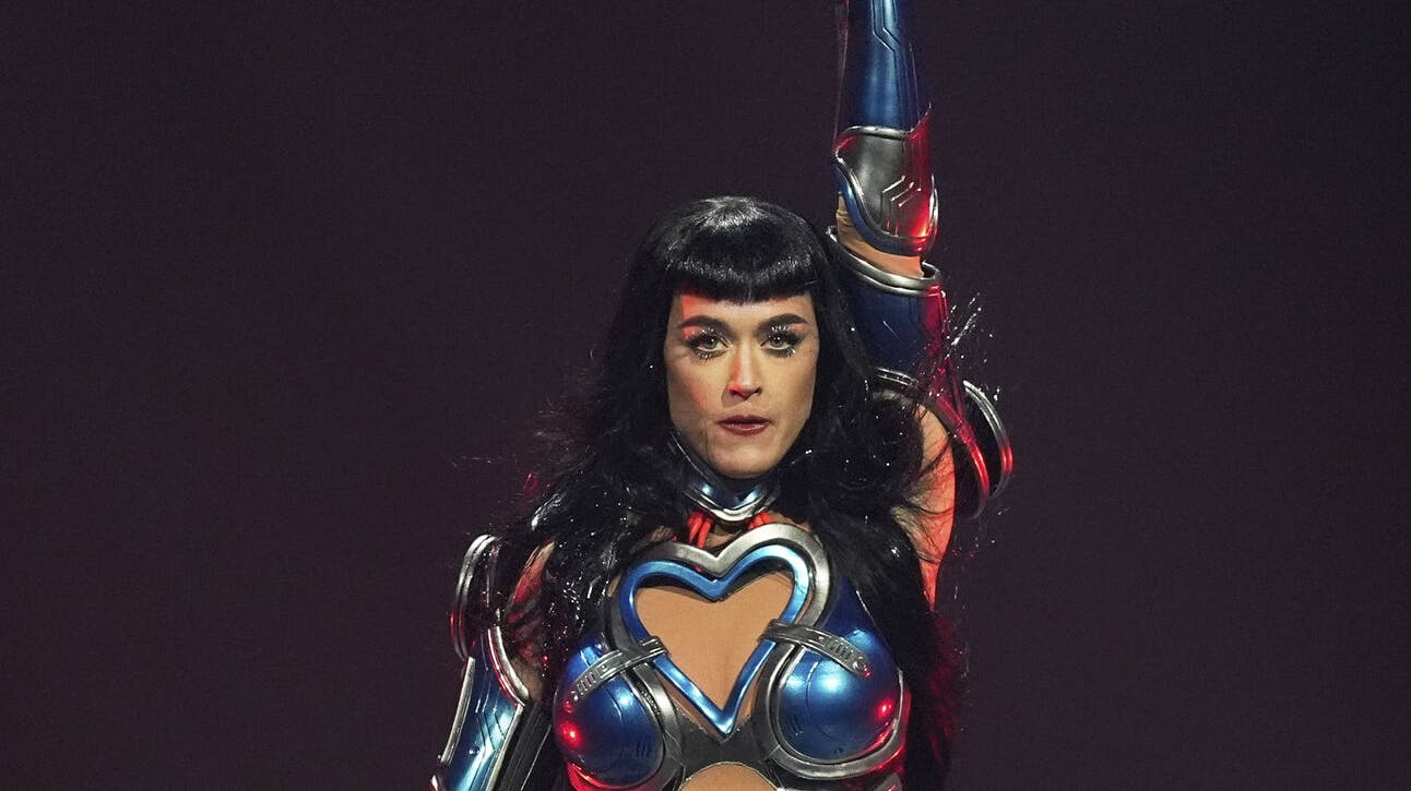 En ung fan besvimede under Katy Åerrys koncert i Detroit.