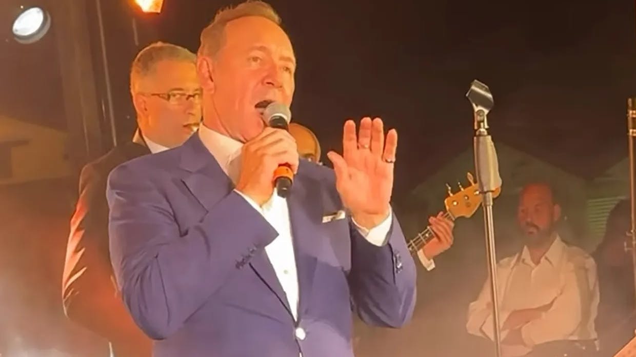 Kevin Spacey springer ud som hotelsanger.
