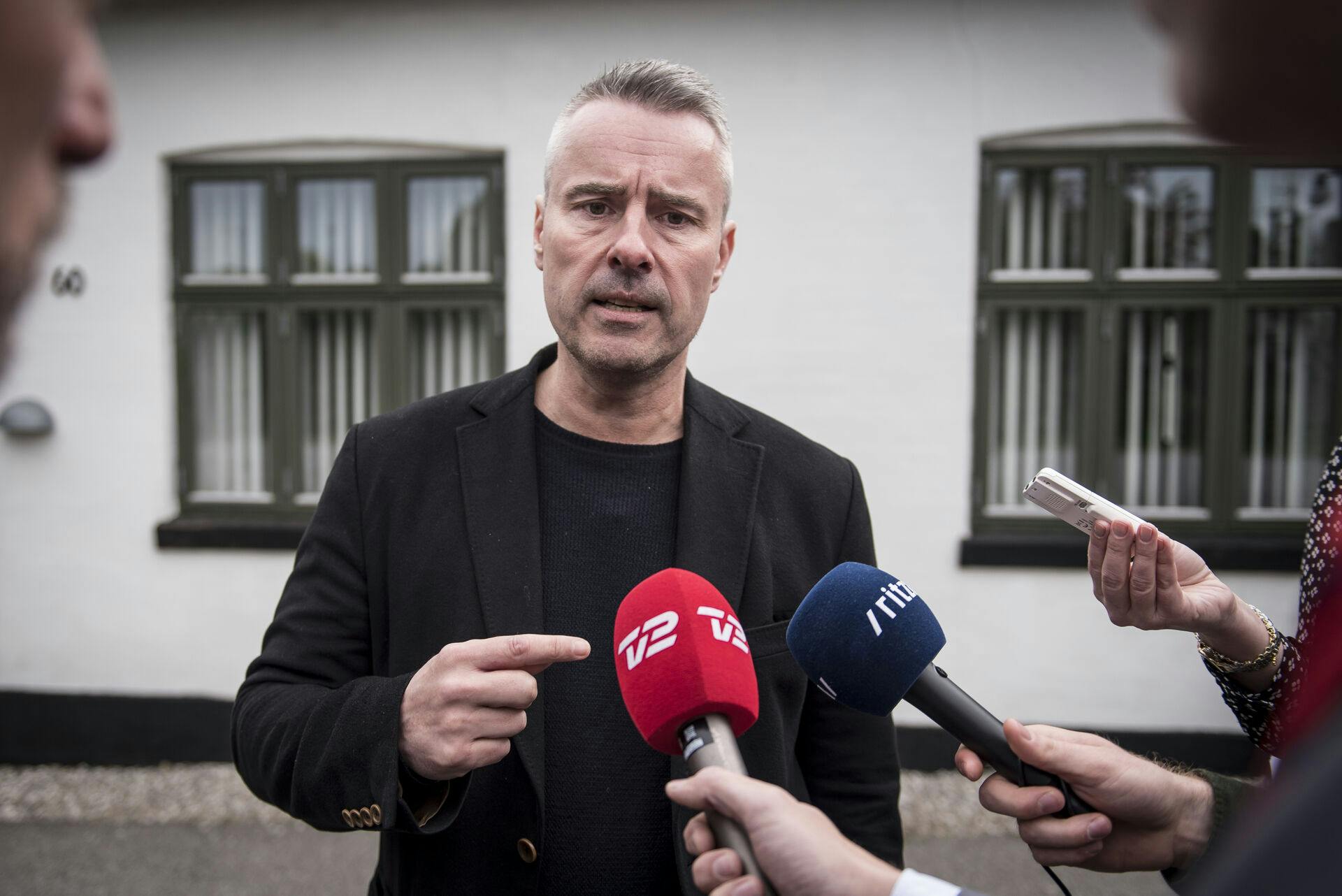 Henrik Sass Larsen er rejst til Portugal, men dukker alligevel op i retten, hvor han risikerer fængsel for besiddelse af børneporno og en ulovlig sexdukke.