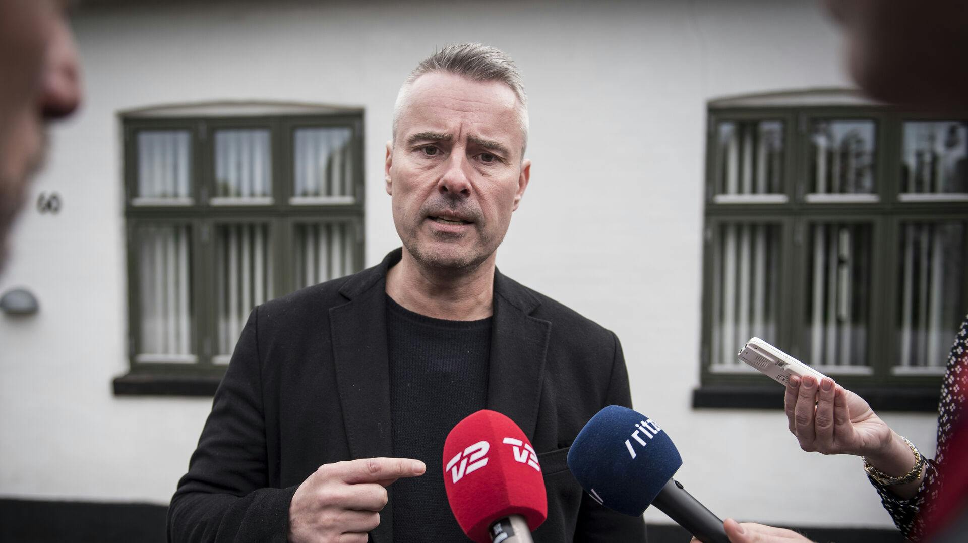 Henrik Sass Larsen er rejst til Portugal, men dukker alligevel op i retten, hvor han risikerer fængsel for besiddelse af børneporno og en ulovlig sexdukke.