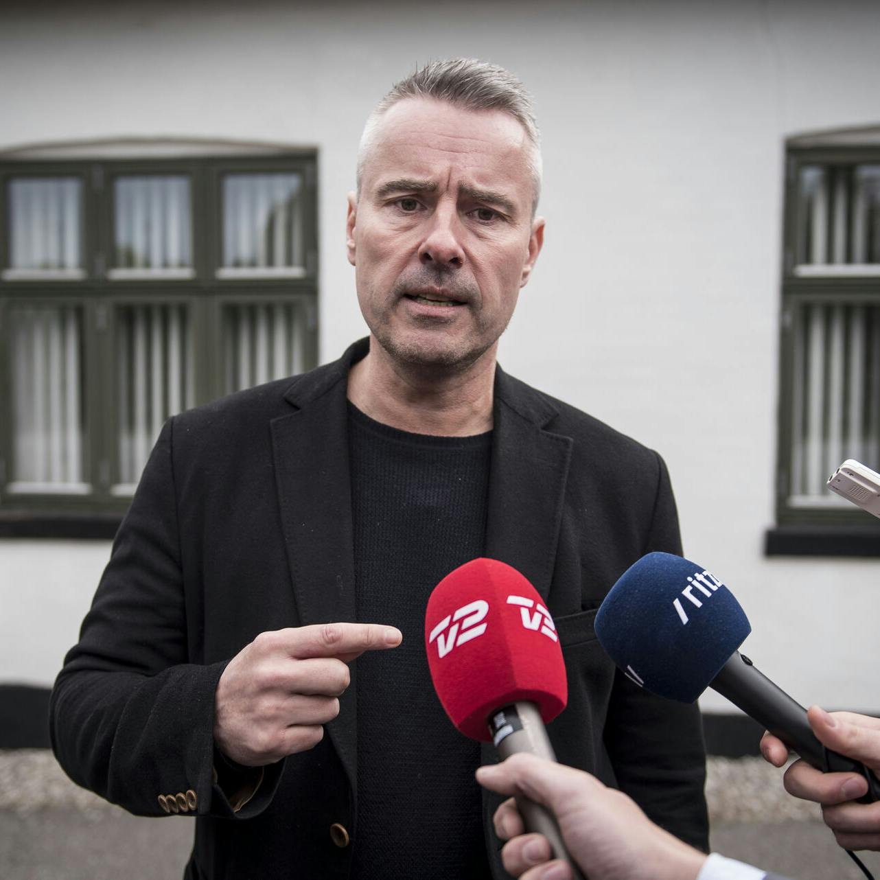 Henrik Sass Larsen er rejst til Portugal, men dukker alligevel op i retten, hvor han risikerer fængsel for besiddelse af børneporno og en ulovlig sexdukke.
