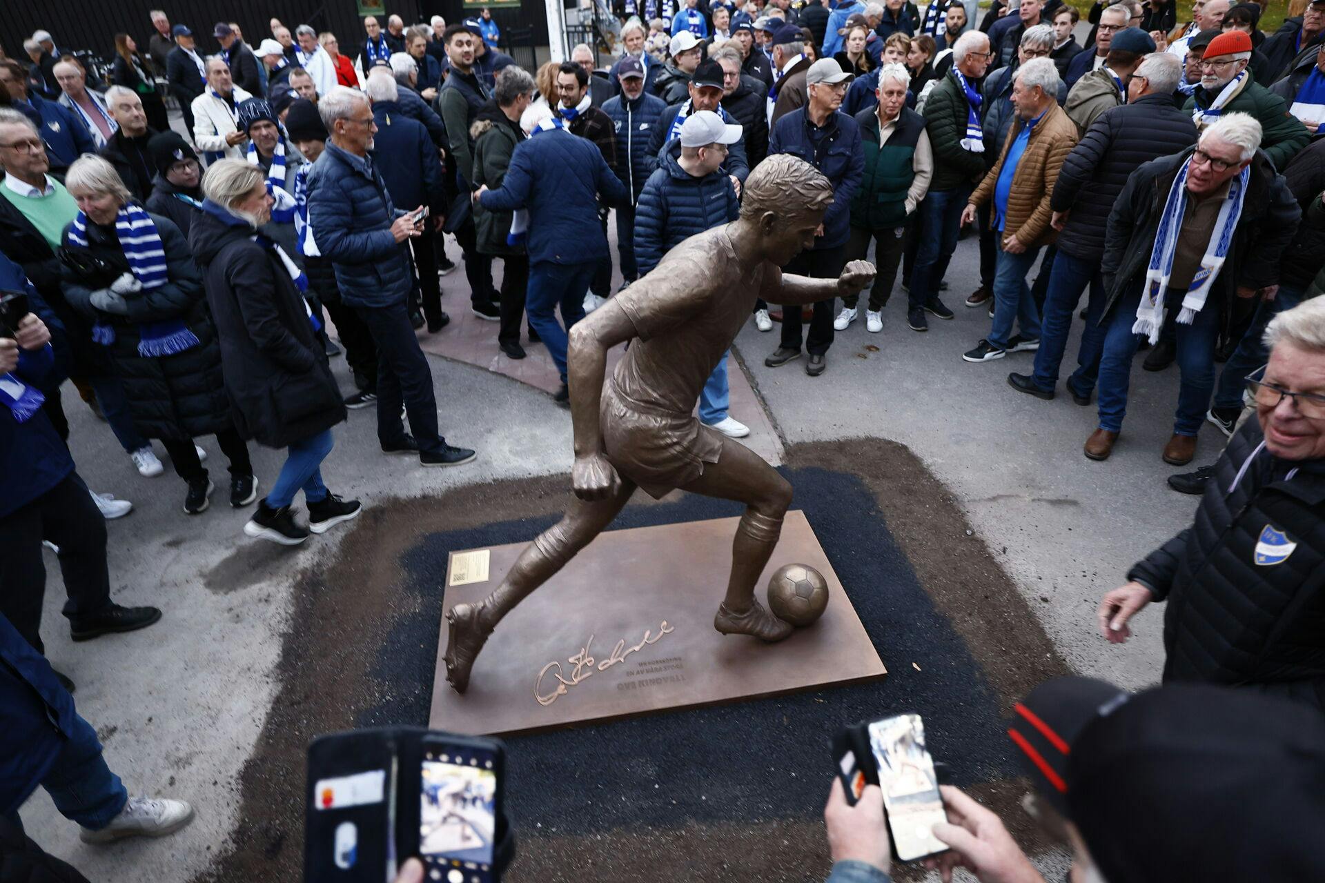 Sådan ser statuen ud af fodboldlegenden.
