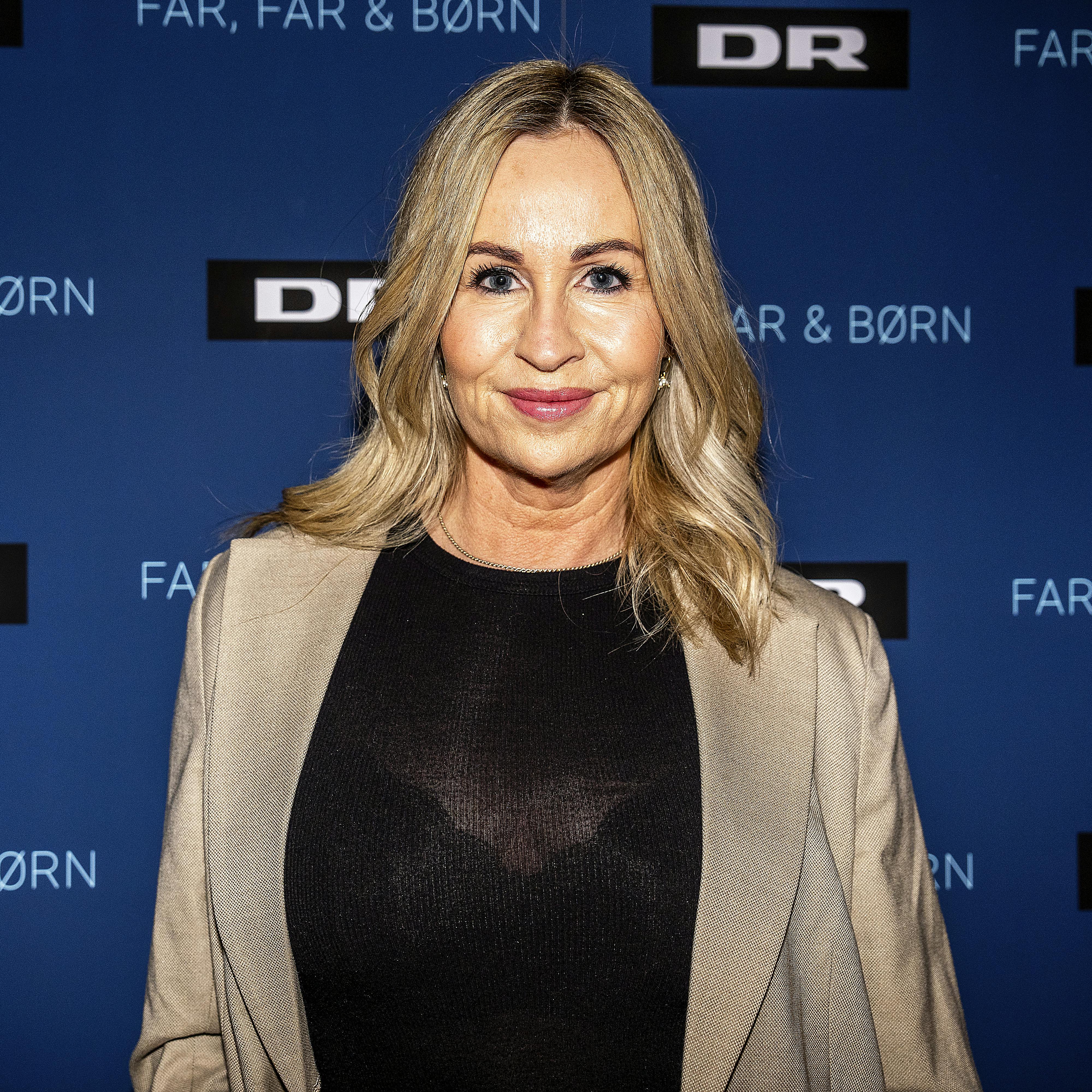 Joan Divine er i familie med Nicolaj Rosé, som for nyligt har været igennem en alvorlig akut hjerteoperation. Hun fortæller, det var noget af det hårdeste, hun har oplevet i sit liv.