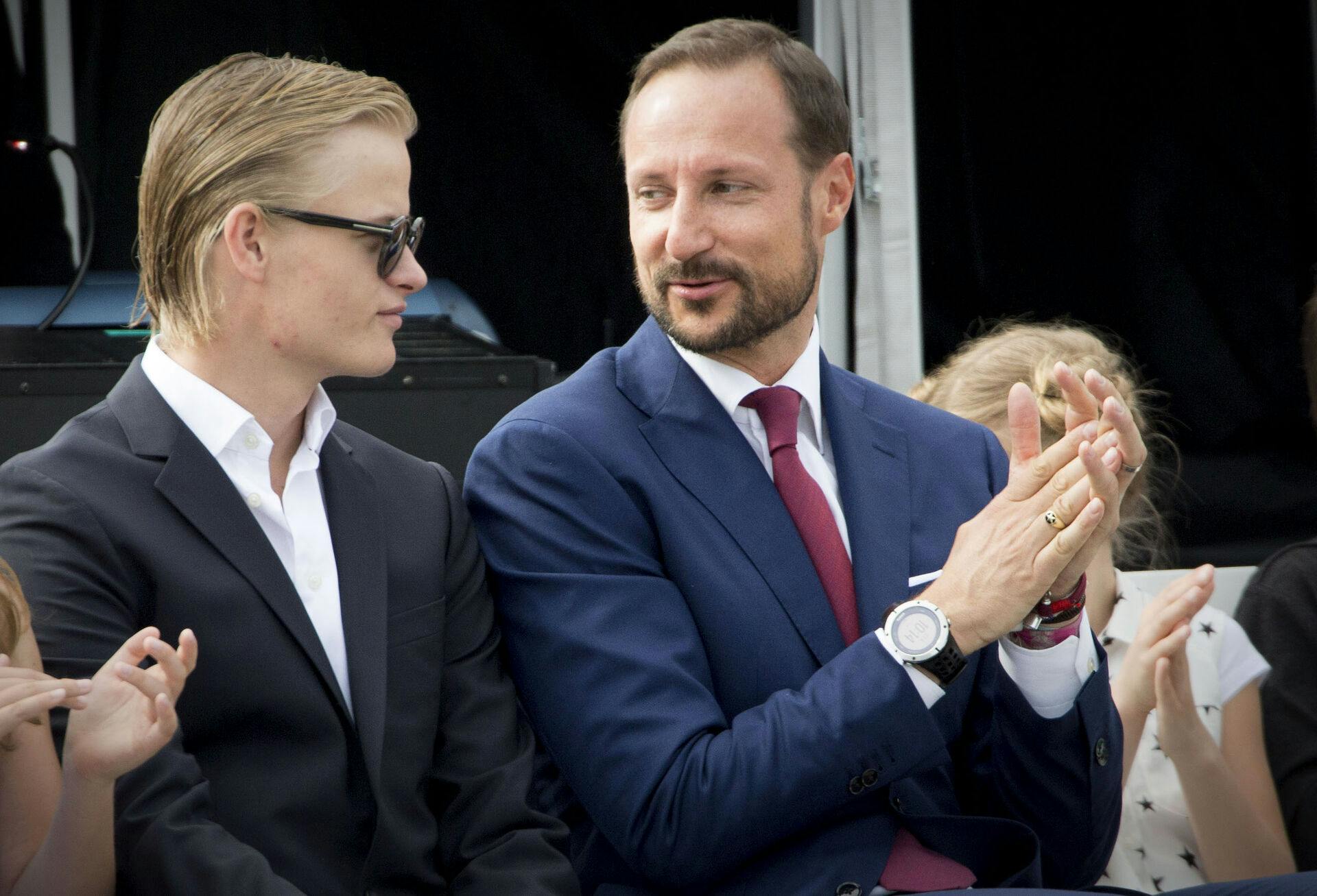 Marius Borg Høiby og kronprins Haakon har en fælles passion for surfing.