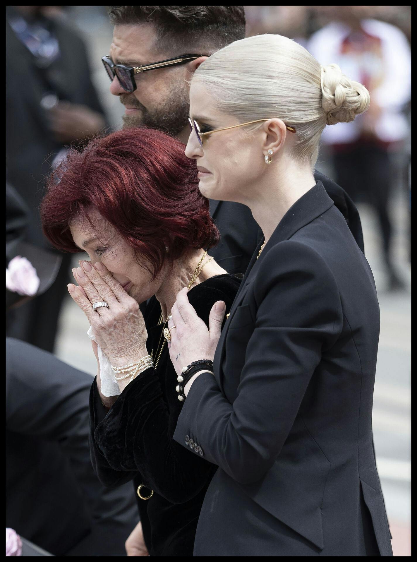 Sharon Osbourne og datteren Kelly lægger blomster blandt de mange blomsterhilsner ved Black Sabbath Bridge i Birmingham, Storbritannien.
