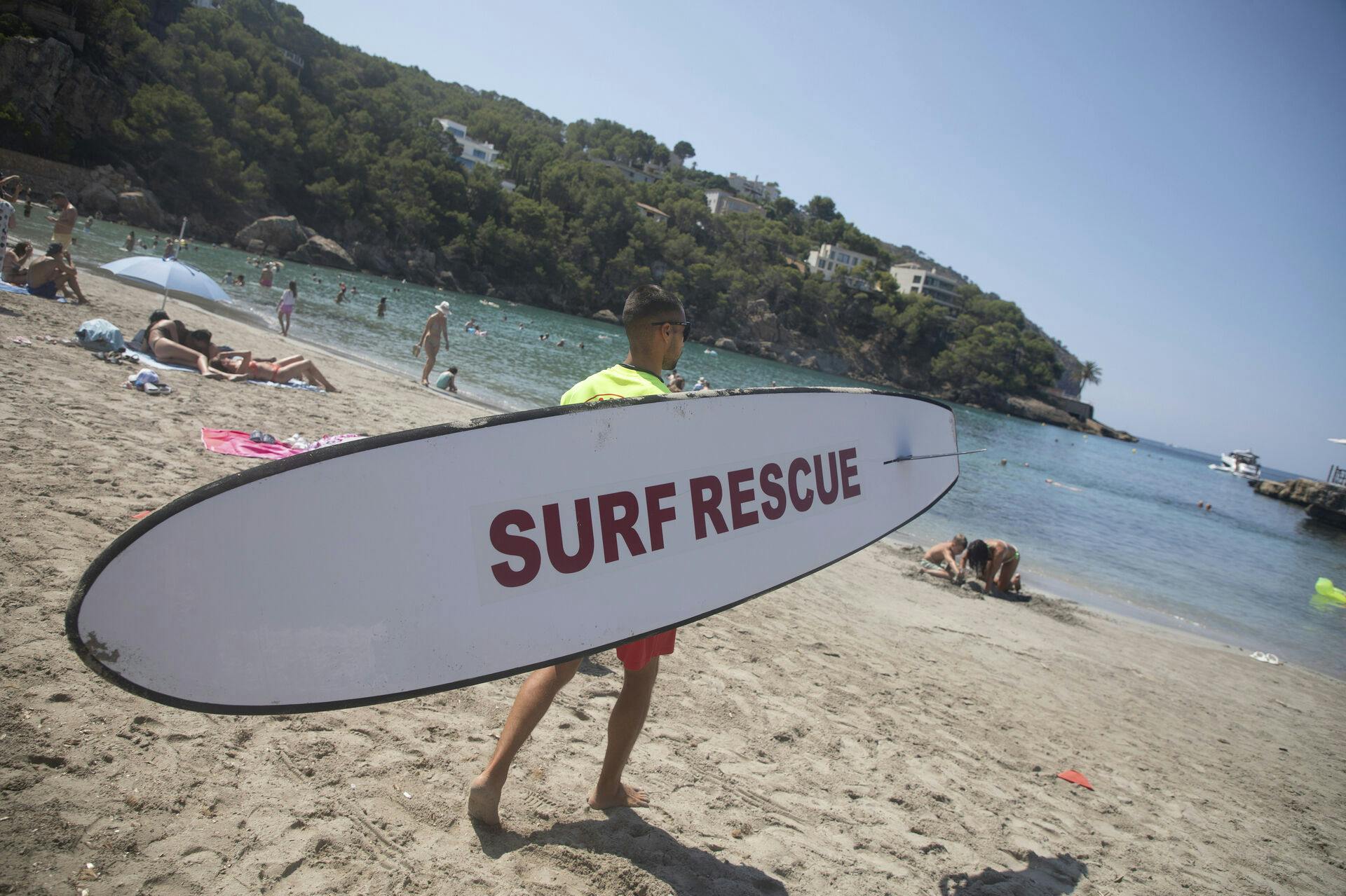 En spansk livredder ses her med et surfboard. Men det skaber altså problemer, når voksne danskere bruger dem.