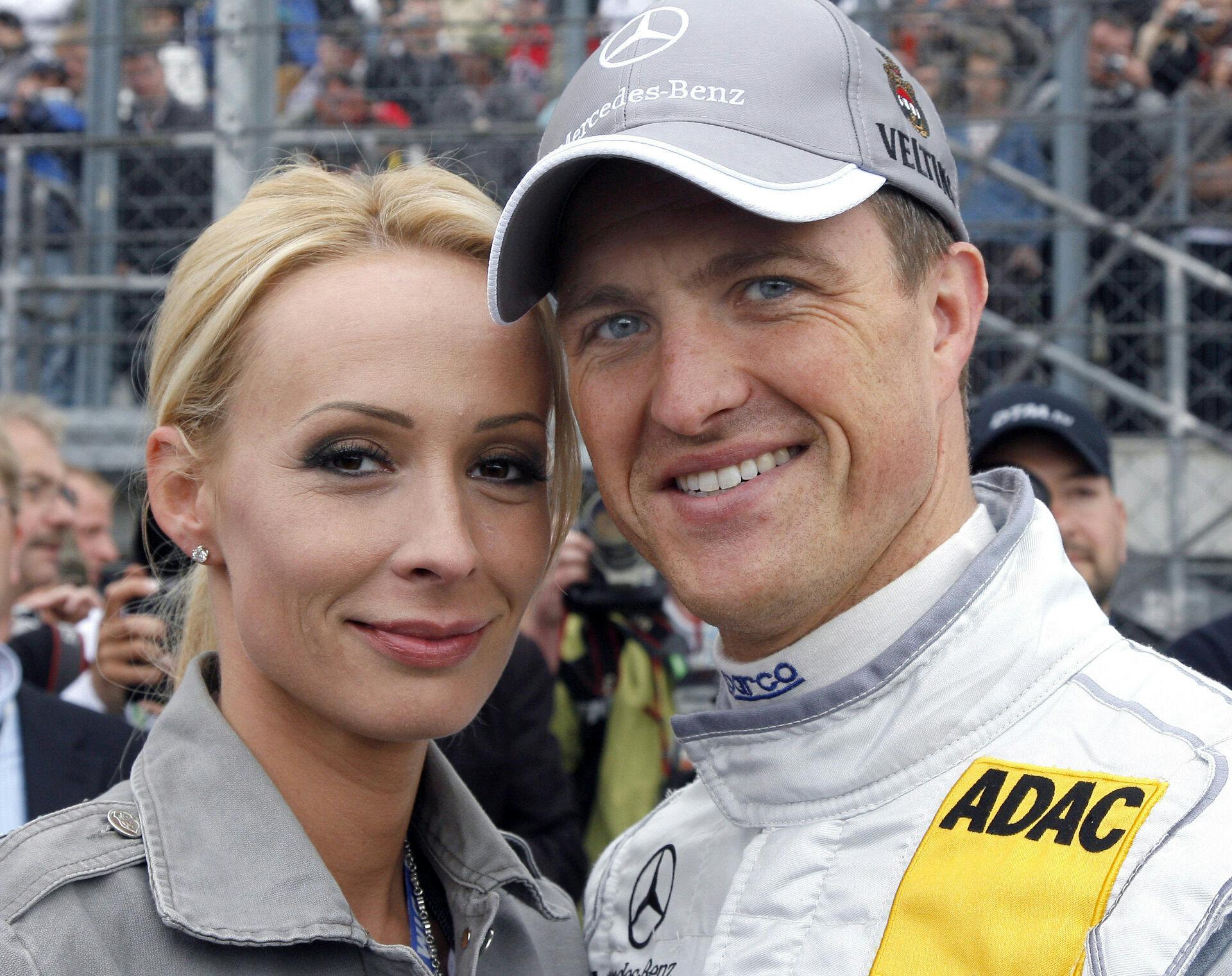Cora Schumacher afviser at have skrevet en tavshedskontrakt, da hun blev gift med Ralf Schumacher.