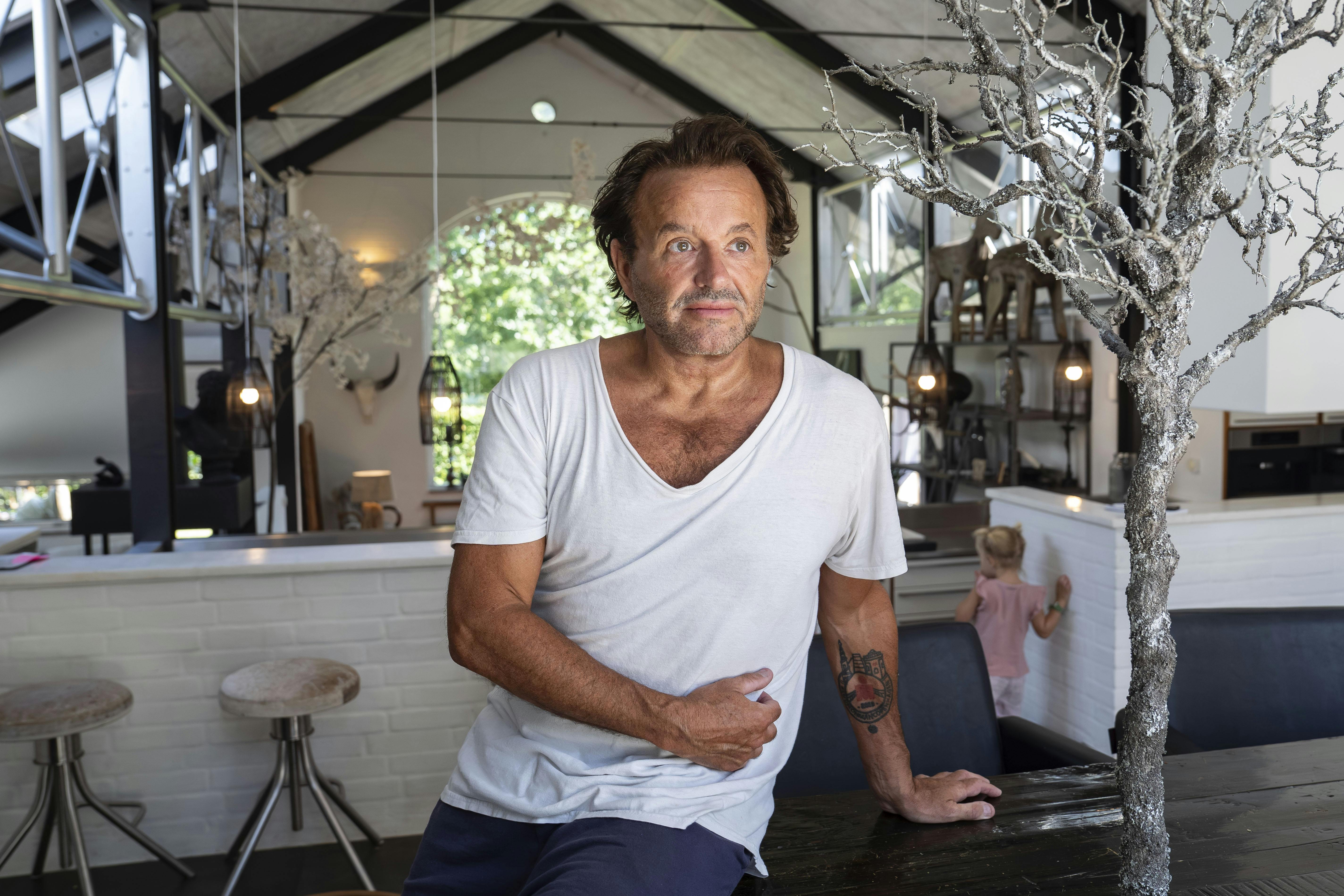 OPGAVE: nterview med Dennis Knudsen i hans nye hus, sammen med børnene Lukas, Noah og AuraSTED: Frydenlund Park 7, VedbækDATO: 20250801JOURNALIST:  Sara NørgaardFOTOGRAF: Hanne Juul
