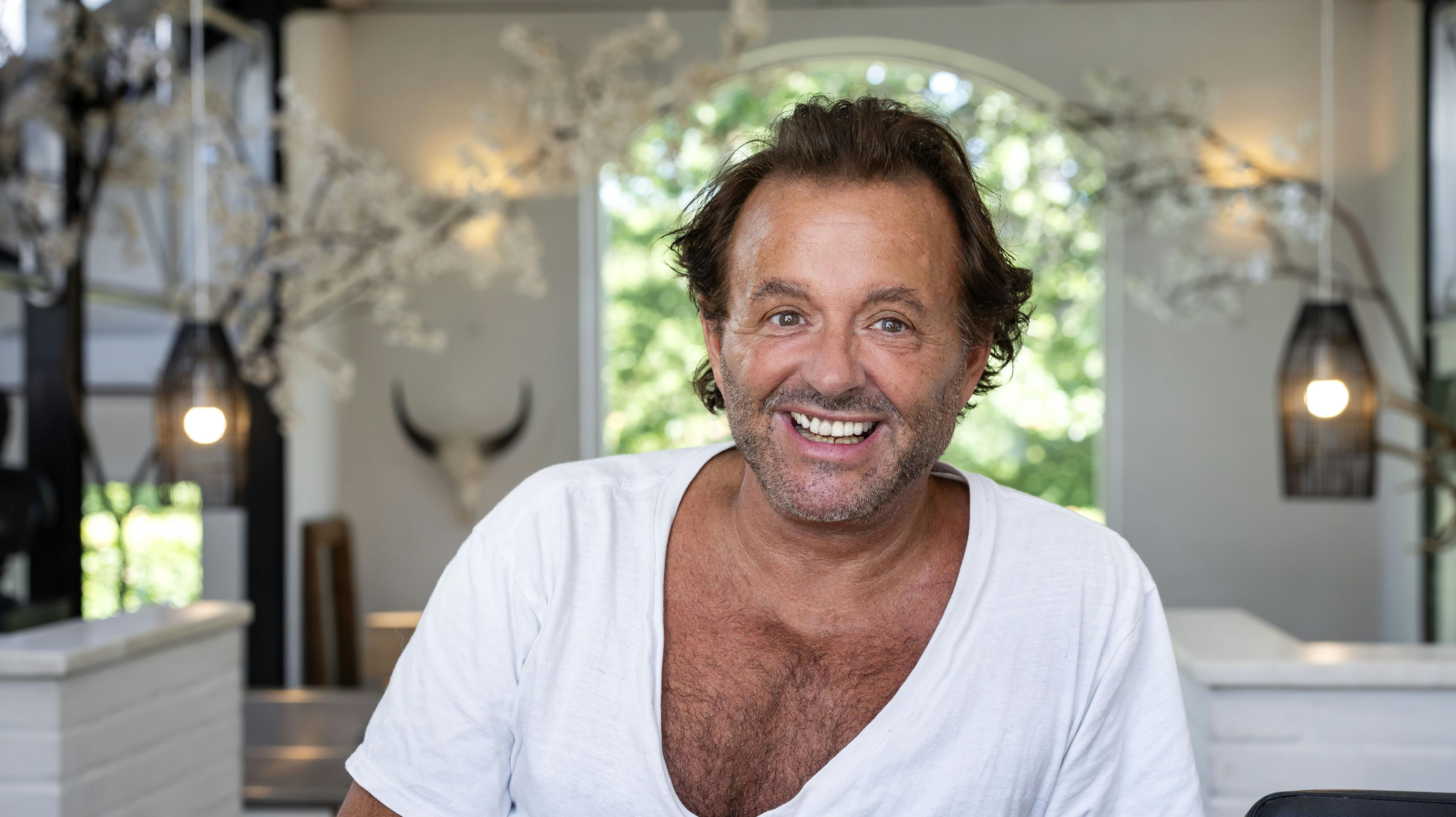 Dennis Knudsen vil nu til at klippe folk i privaten, men vil også gerne tage ud til sine kunder.