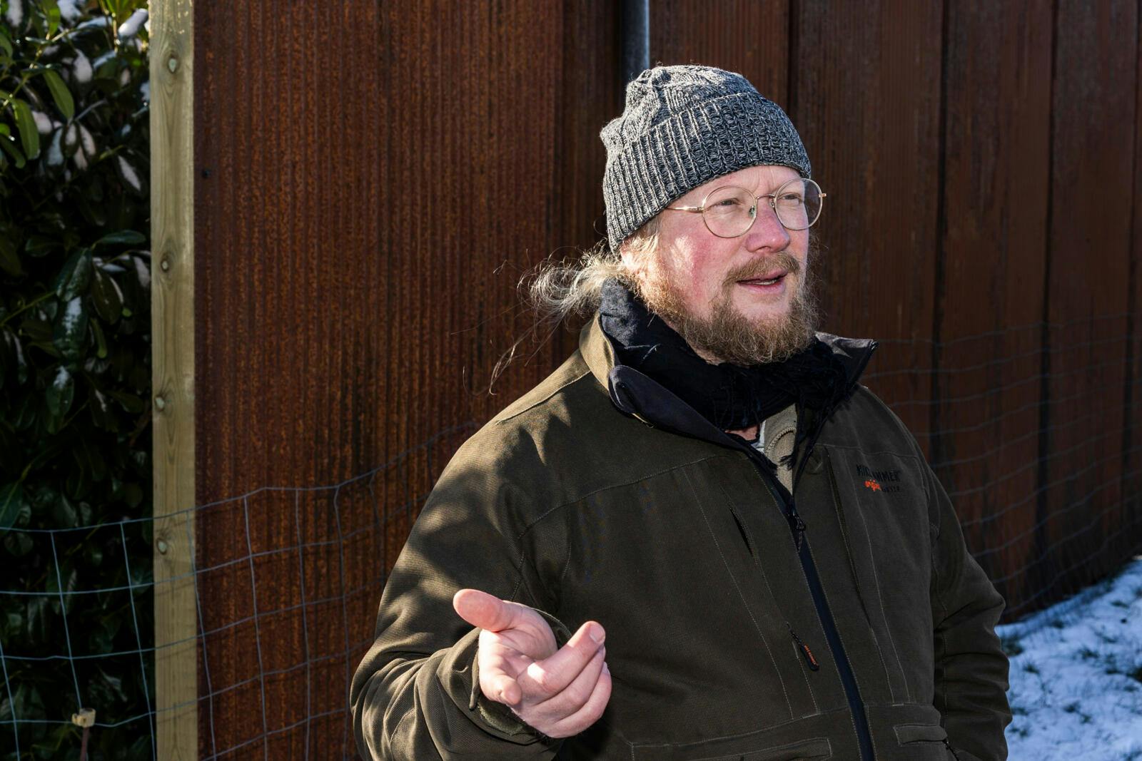 Markus Hvass, som medvirkede i "Naboen fra helvede", har ikke taget stilling til, hvordan han forholder sig til tiltalerne.