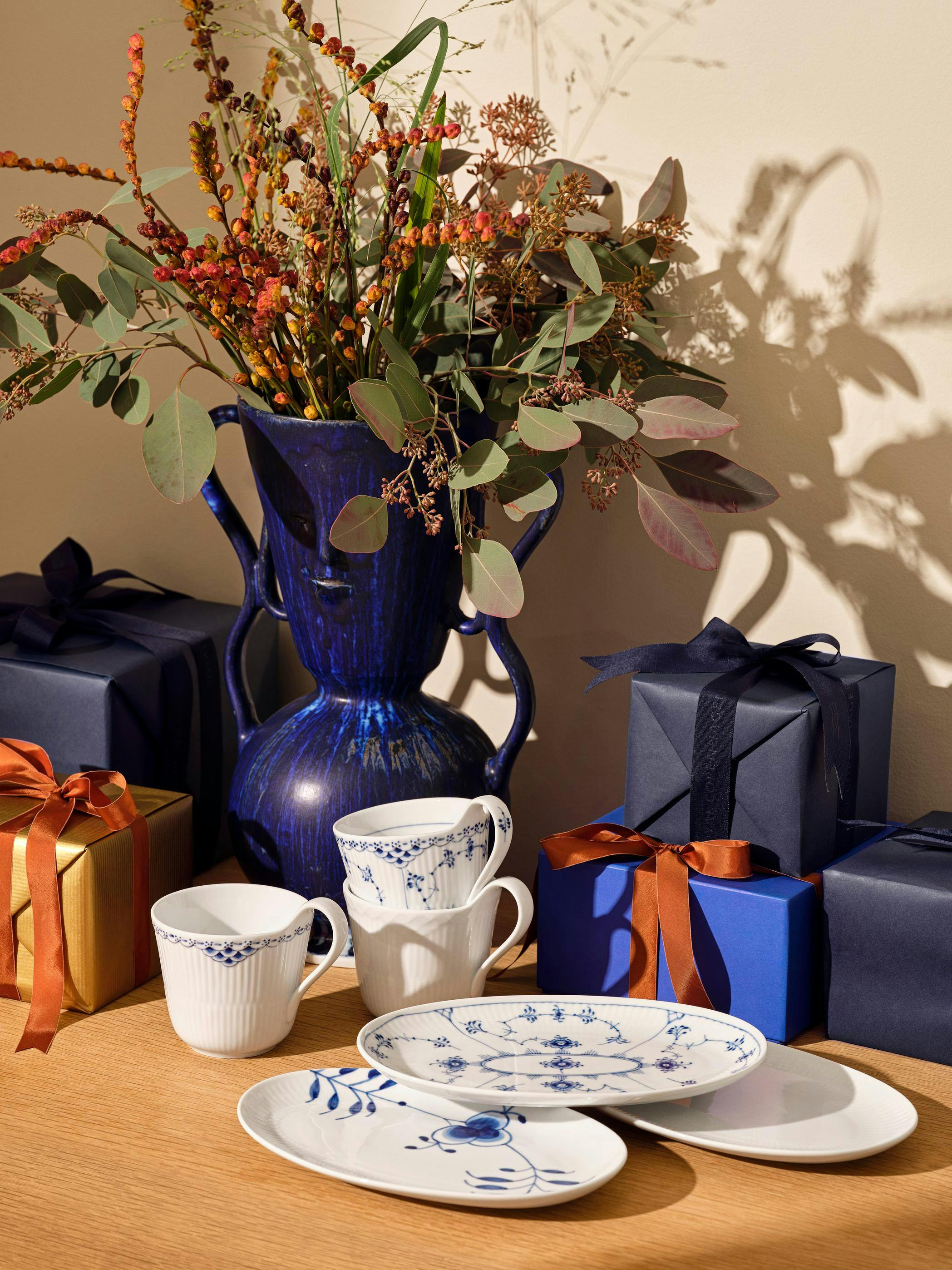 https://imgix.seoghoer.dk/2025-08-06/Gifts_With_History_Assiette_23cm_3_pc_Mug_Laced_33cl_3pc_300dpi-%281%29.jpg