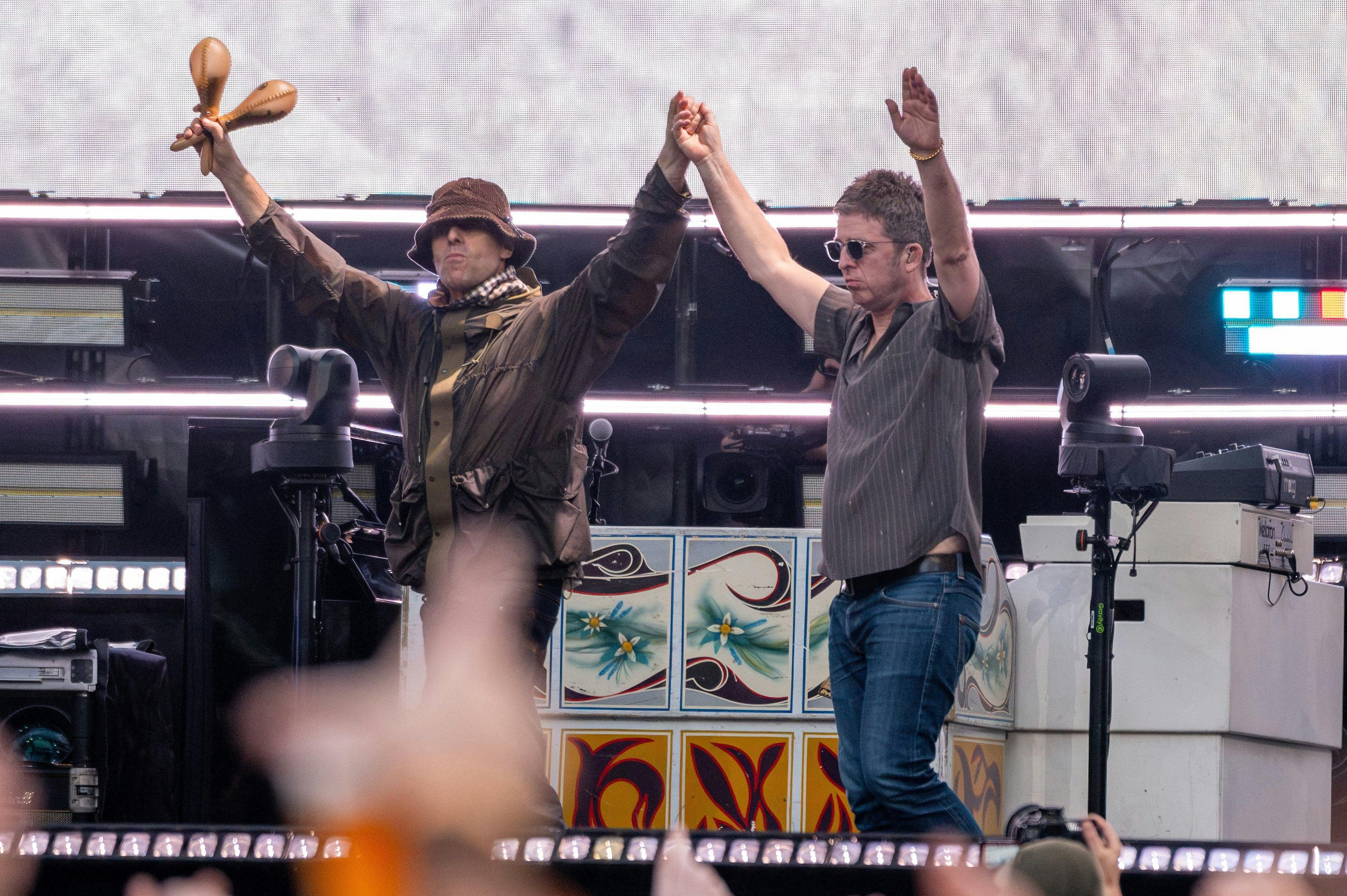 En 41-årig britisk mand døde lørdag, da han faldt ned fra den øverste tribune på Wembley Stadium. På scenen var det gendannede band Oasis netop gået af.
