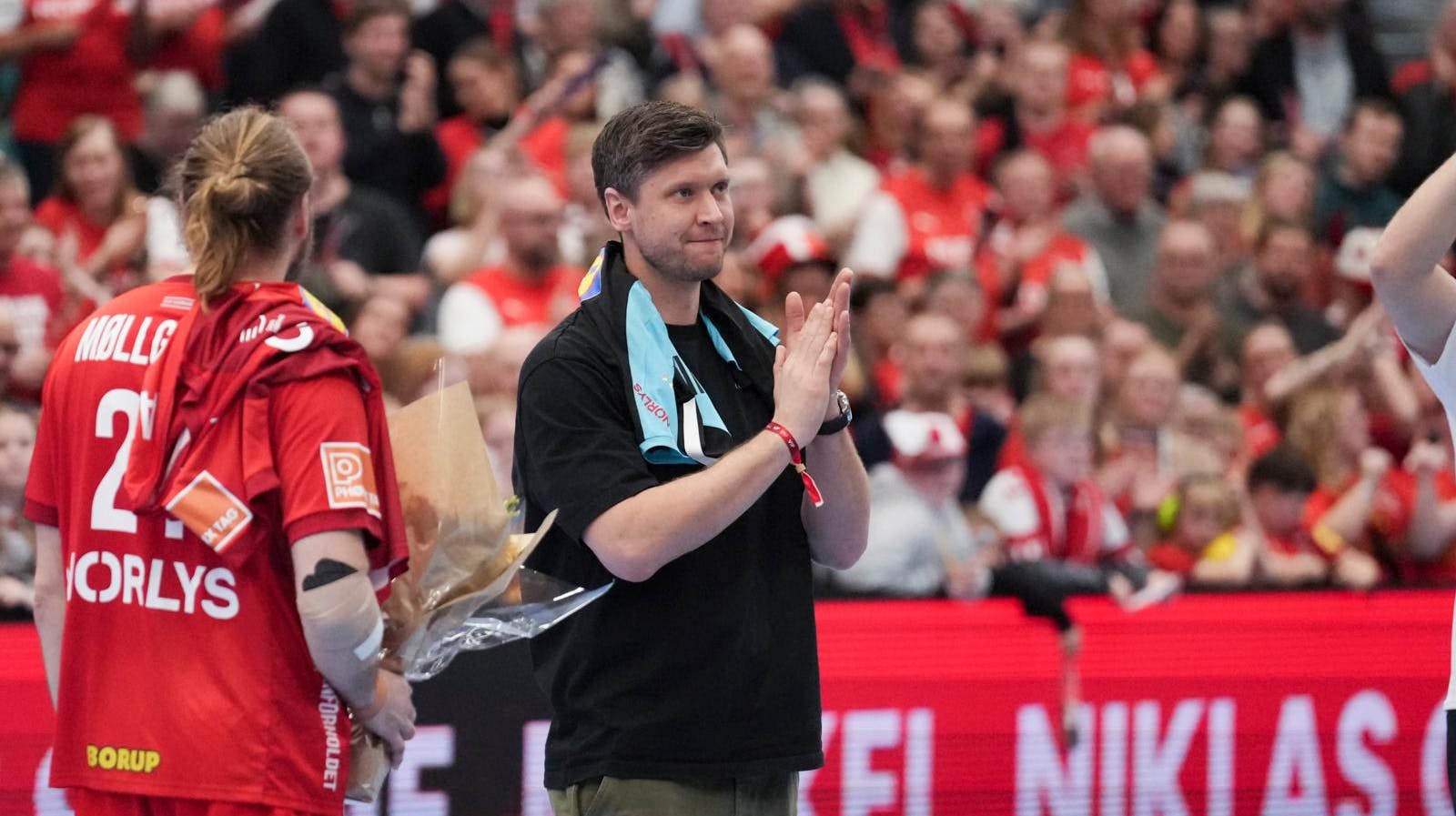 Niklas Landin må se sæsonstarten fra sidelinjen, efter en knæskade har sendt Aalborgs stjernemålmand under kniven.