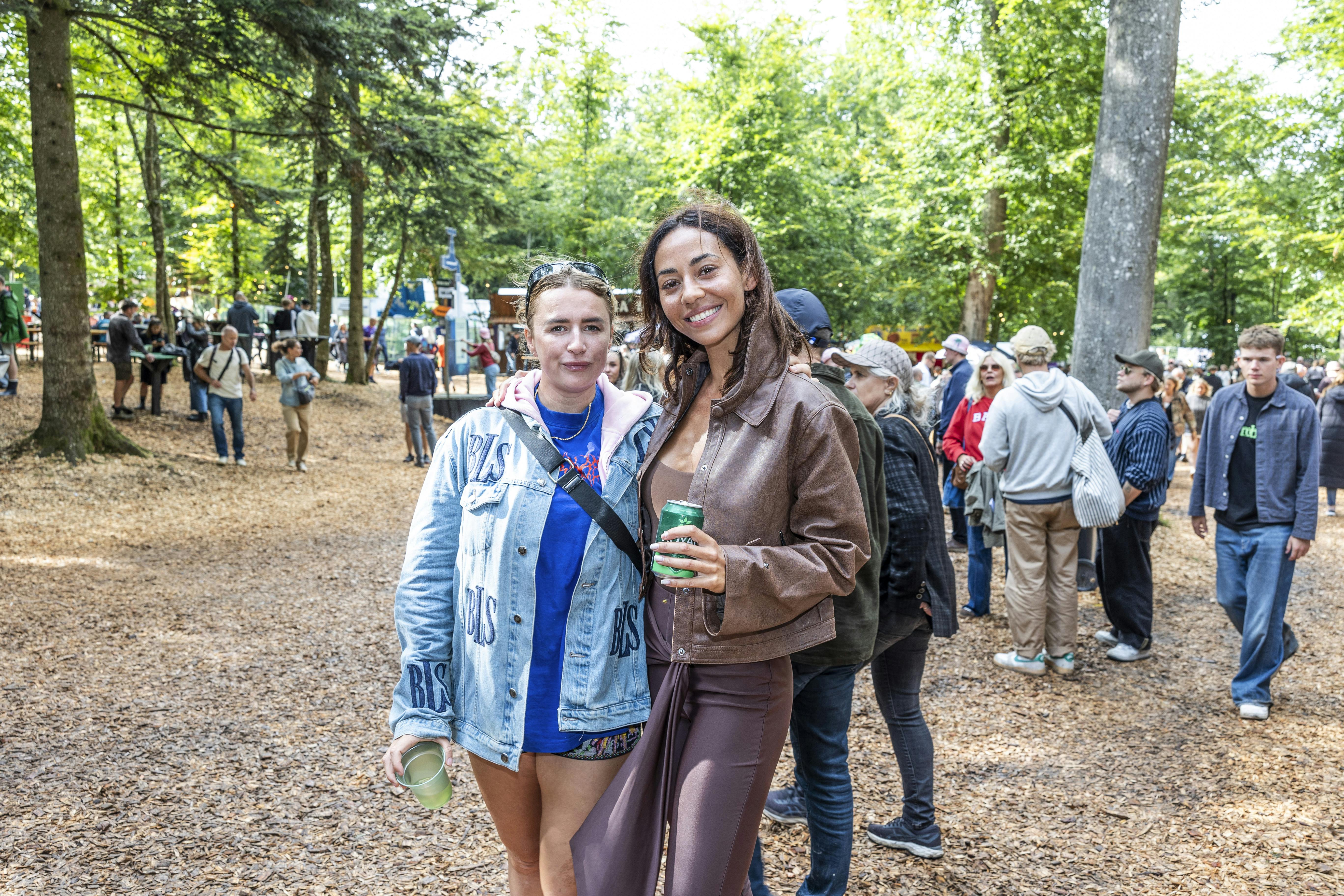 Sus Wilkins og Nicklas Bendtner er godt i gang med at lægge bryllupsplaner. Her ses Sus (t.h.) sammen med veninden Maria Jencel.