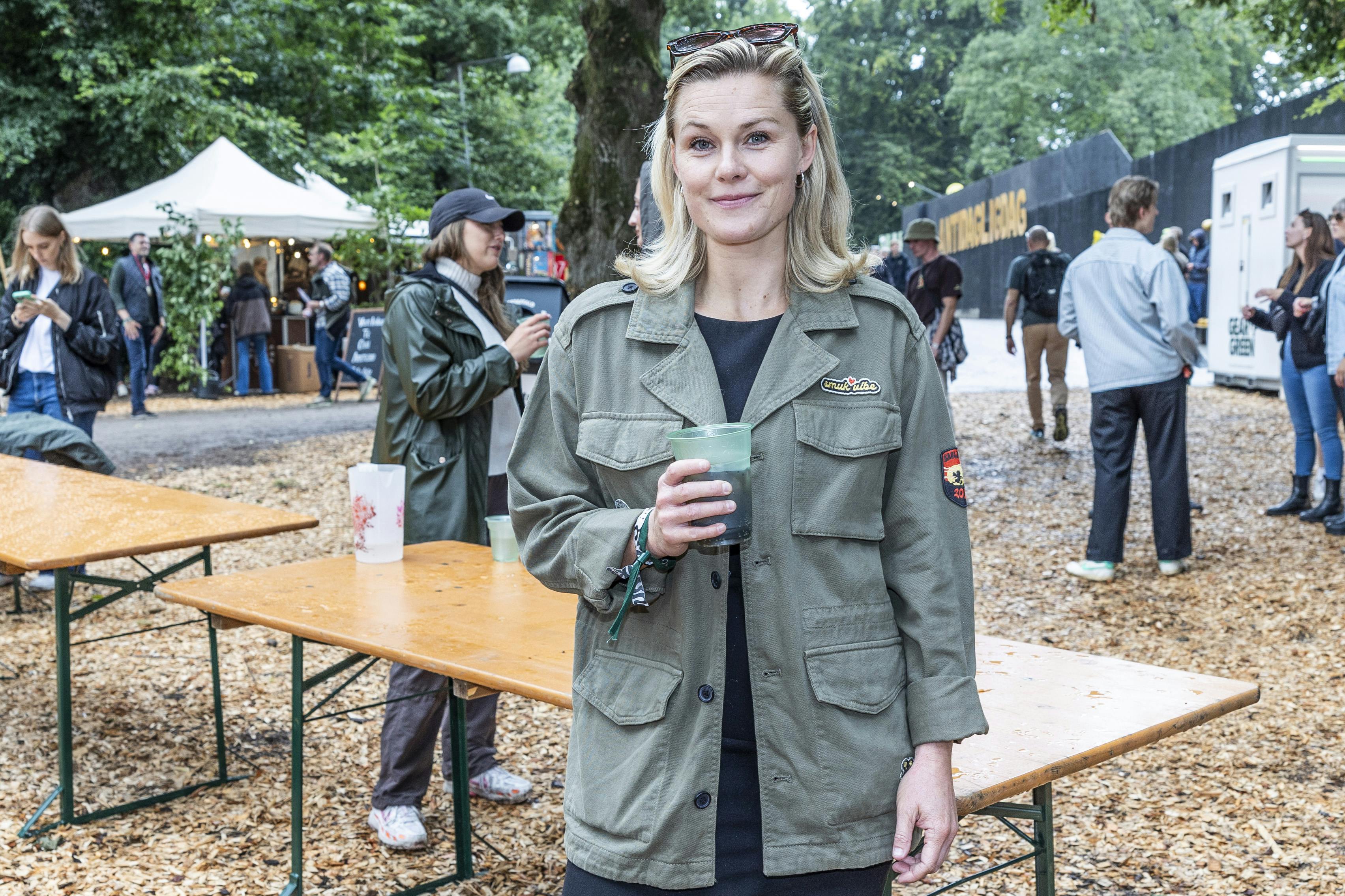 Efter arbejdet på Udsigten valgte Sofie Torp at skifte den pæne kjole ud med lidt mere festivaloptimalt tøj.
