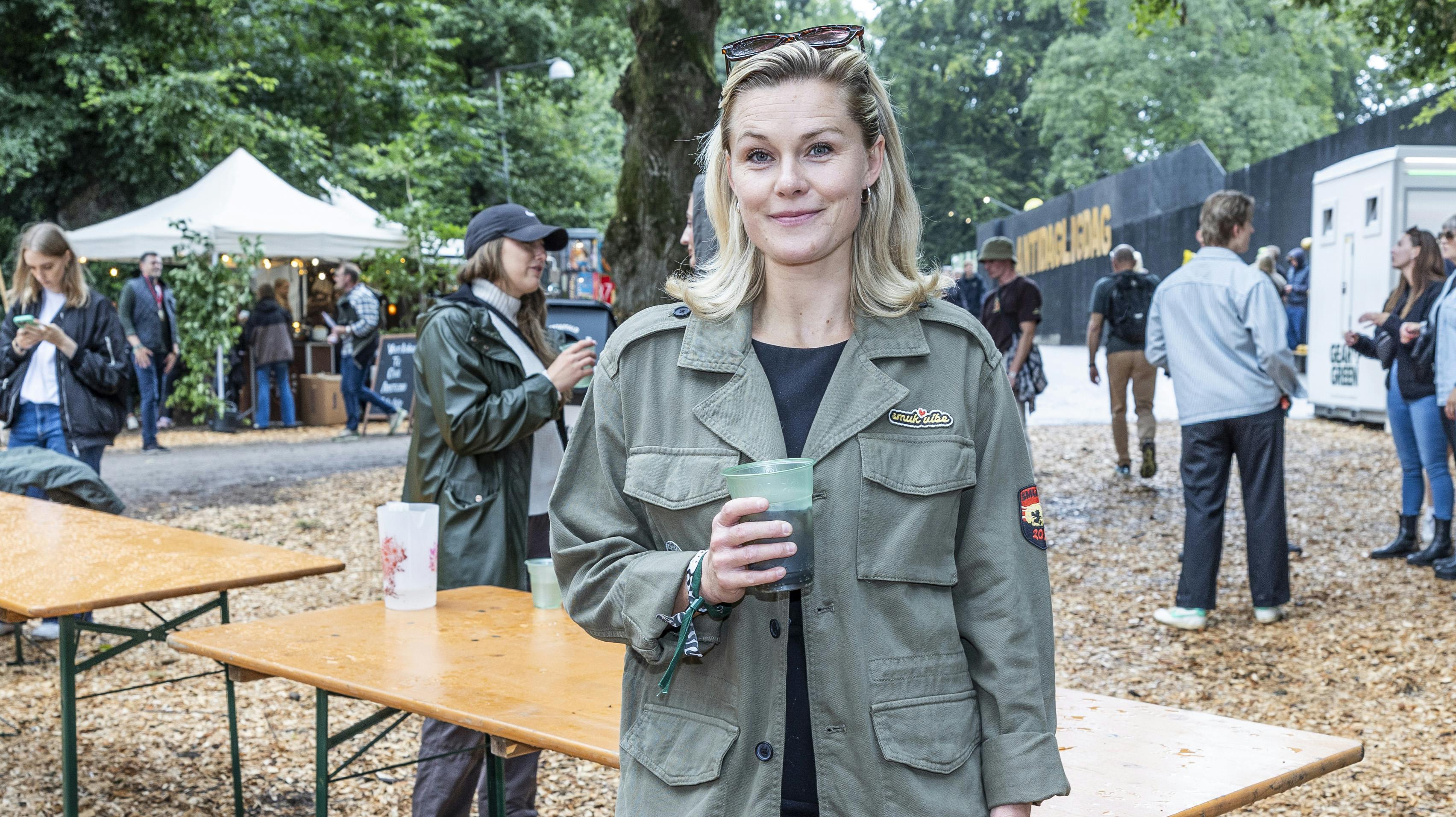 Efter arbejdet på Udsigten valgte Sofie Torp at skifte den pæne kjole ud med lidt mere festivaloptimalt tøj.