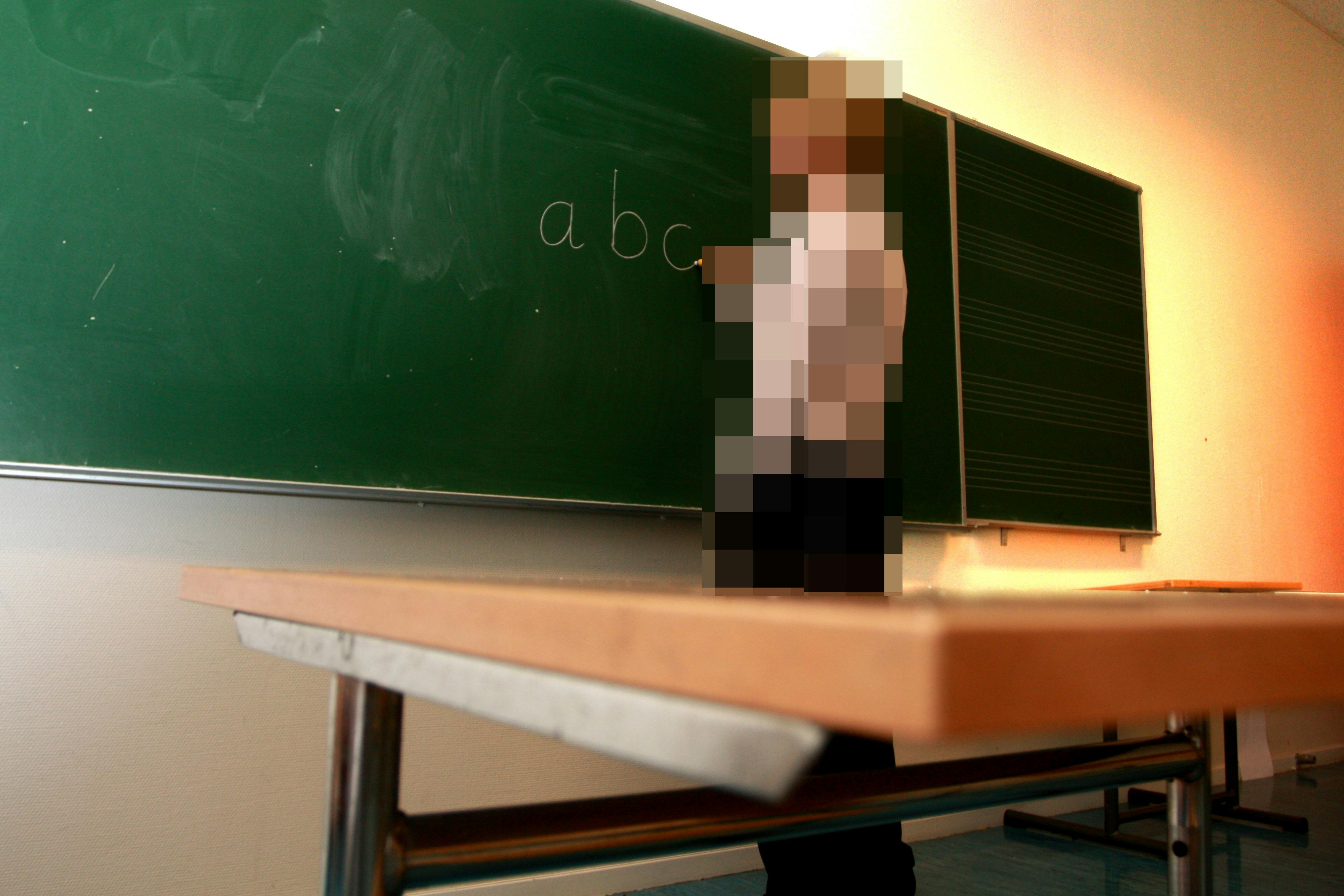 OBS: Illustrationsfoto: En skolelærer er tiltalt for at have haft samleje med en blot 15-årig pige gentagne gange. Nu skal sagen snart for retten.