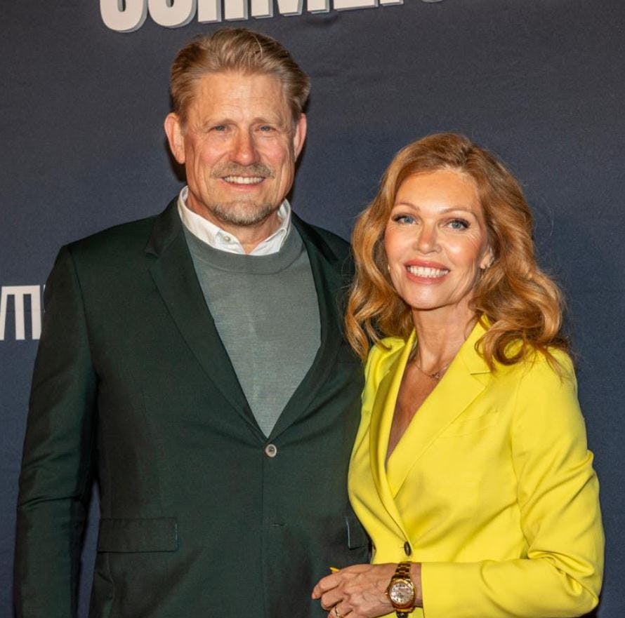 Nu gælder det Anholt. Peter Schmeichel og Laura von Lindholm får al den fred, de kan ønske sig midt i Kattegat.