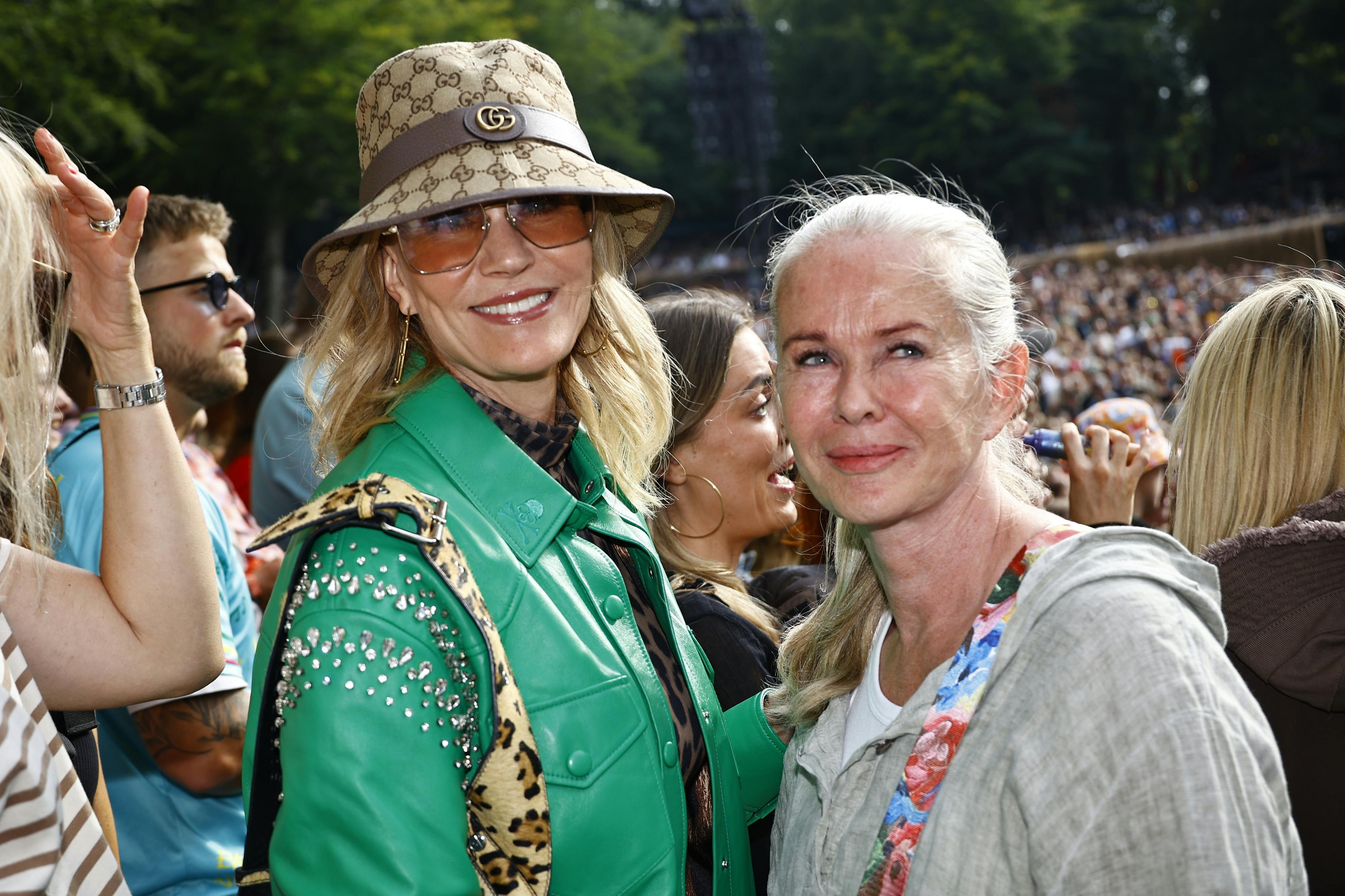 Helle Thorning-Schmidt og Birgit Aaby havde også tid til at få taget et hurtigt billede under Tessa-koncerten.