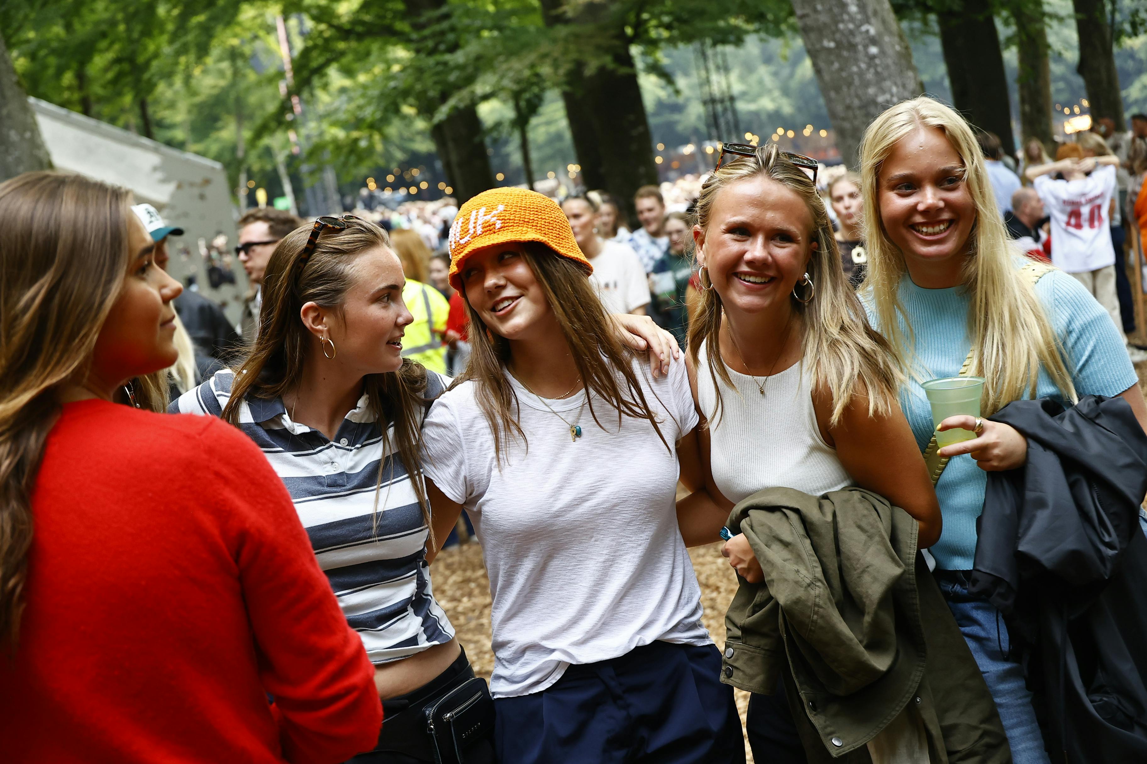 Iført en orange bøllehat med teksten "Smuk" spadserede en smittende glad prinsesse Isabella videre ud i mængden, da Tessas koncert var forbi.