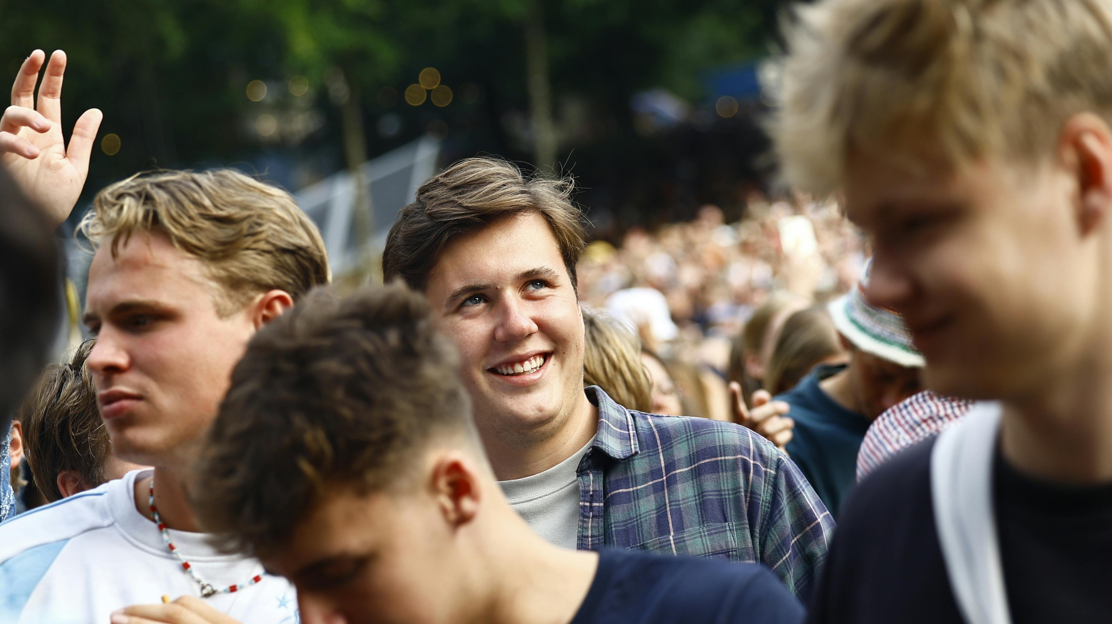Kronprinsen daskede rundt med vennerne til Smukfest. 