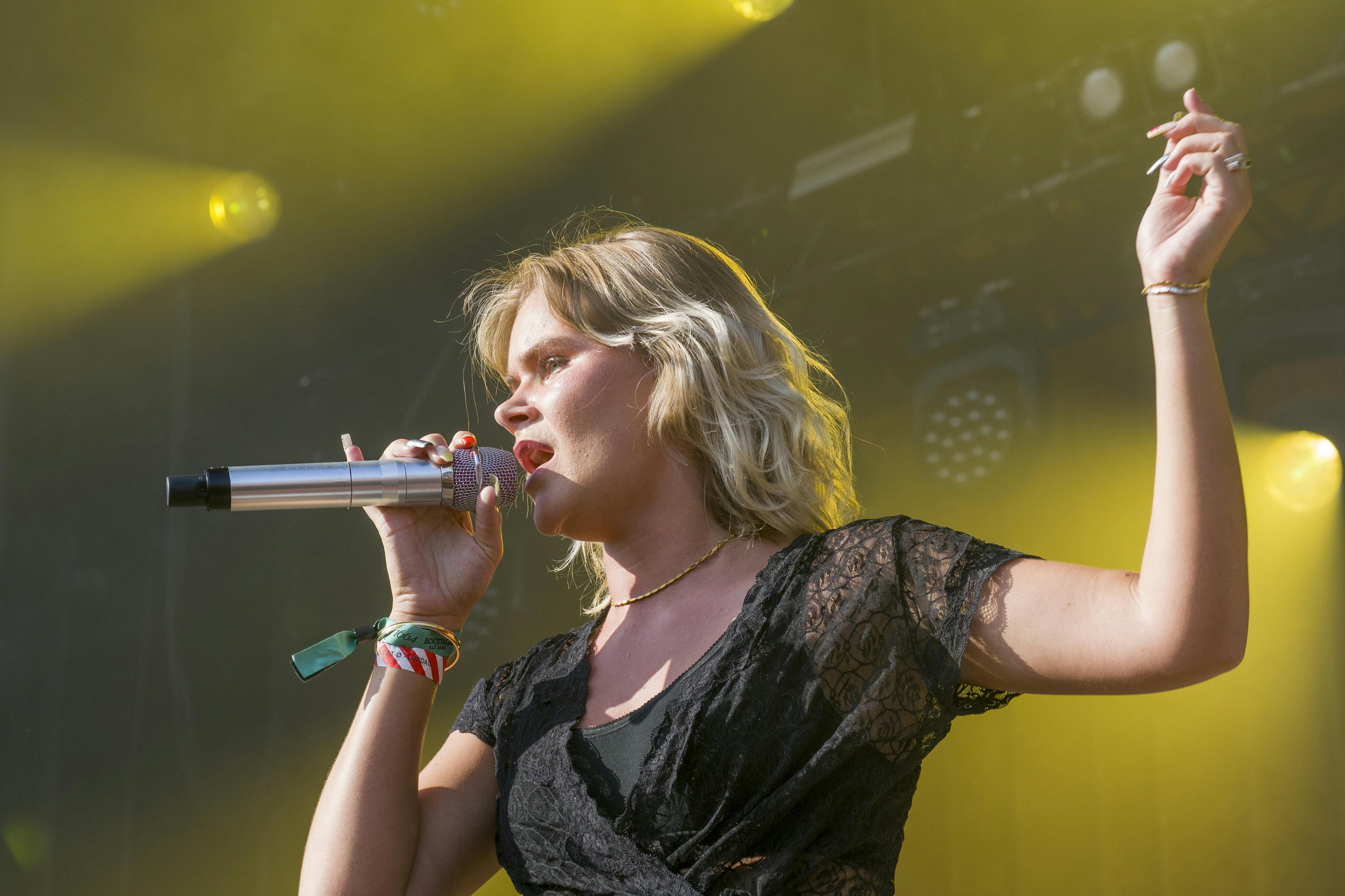 Musik i Lejet i Vejby. Skuespiller og sanger Annika optræder på Solscenen. Lørdag den 19. juli 2025.