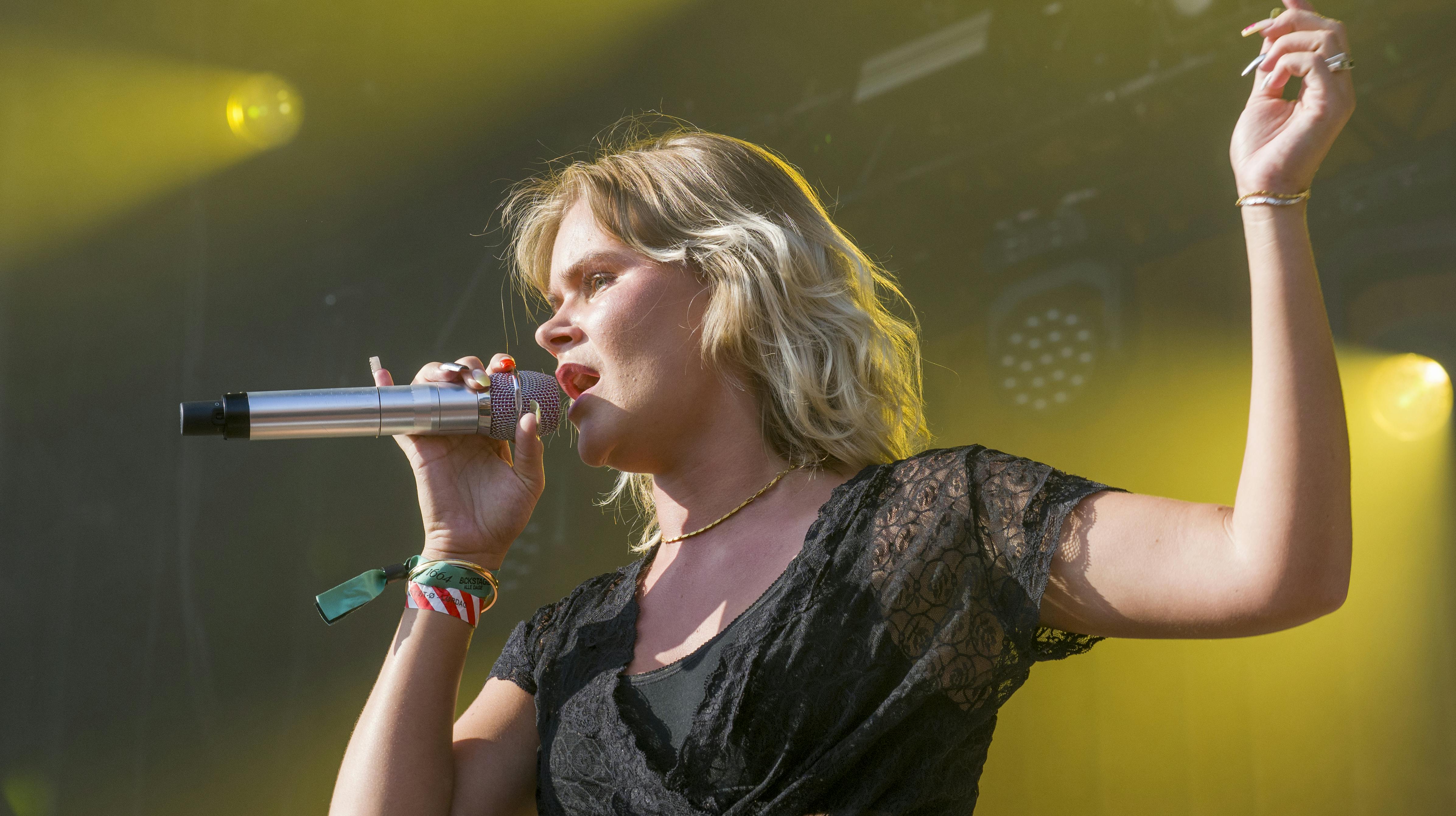 Musik i Lejet i Vejby. Skuespiller og sanger Annika optræder på Solscenen. Lørdag den 19. juli 2025.