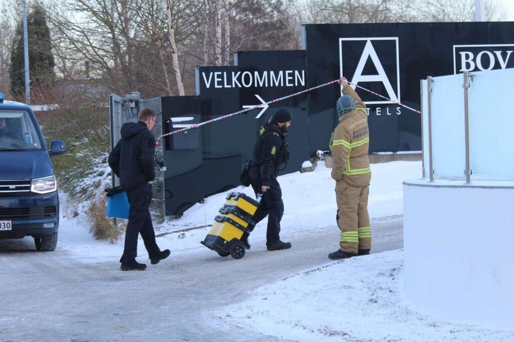 Her er politiets teknikere på vej ind, efter drabet var sket på det danske hotel.