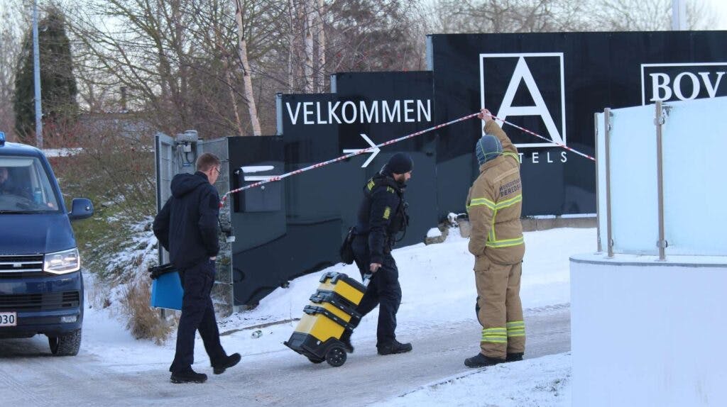Her er politiets teknikere på vej ind, efter drabet var sket på det danske hotel.