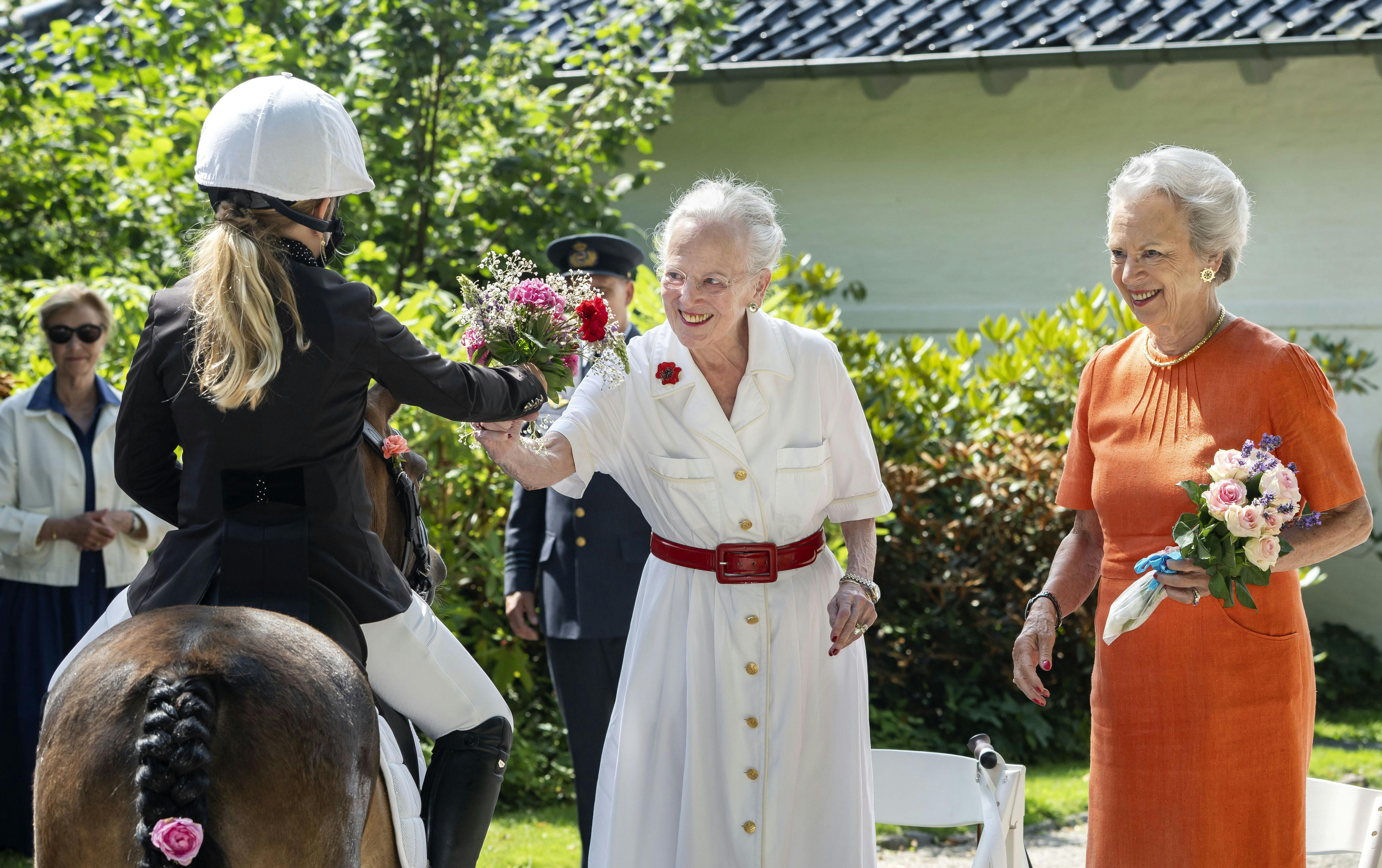 Dronning Margrethe og Prinsesse Benedikte til rytteroptog på Gråsten Slot i juli i år.