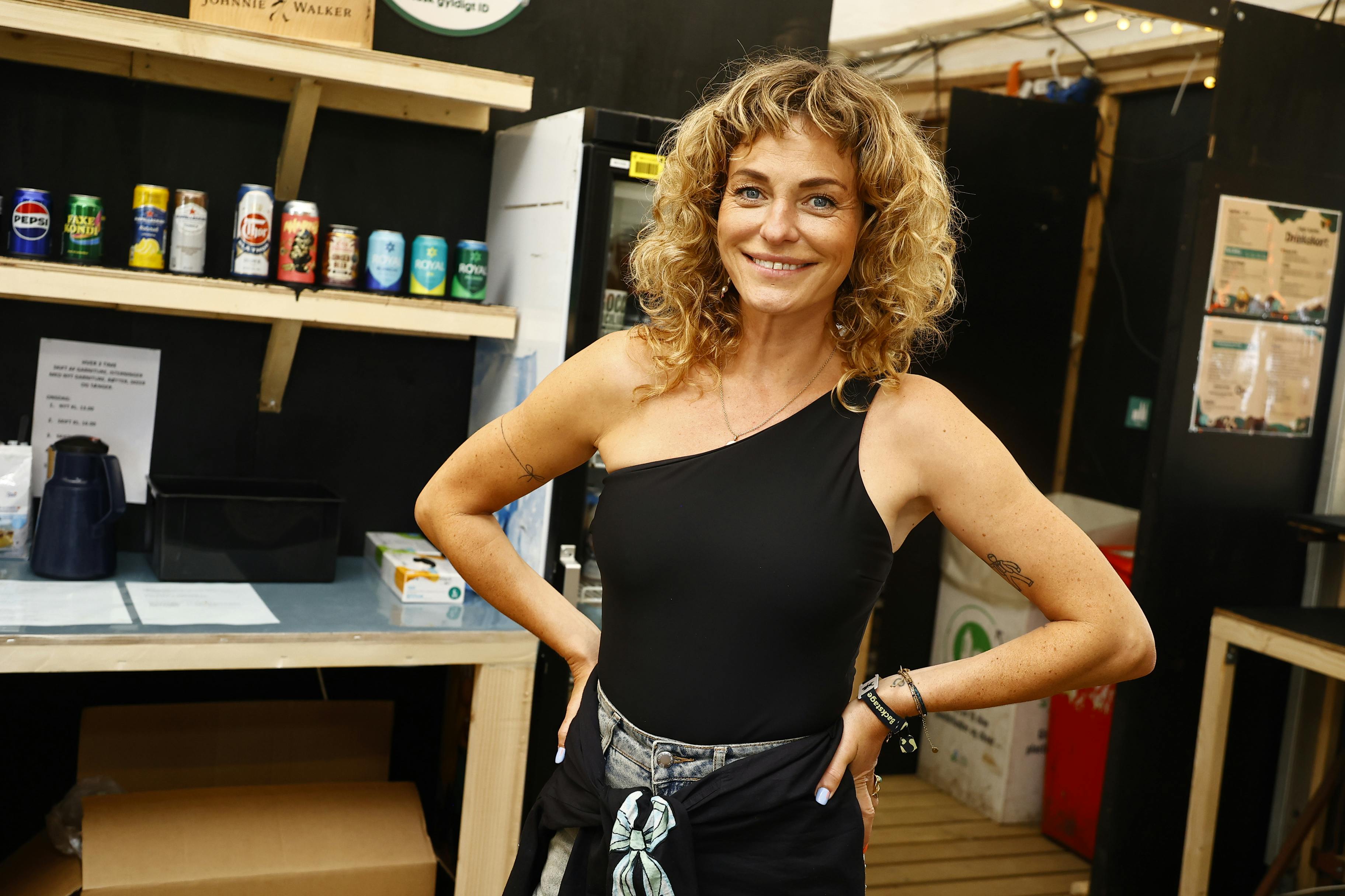 Sarah Grünewald tog også en tørn bag baren på Smukfest. Her langede hun øl, shots og drinks over bordet i to timer.