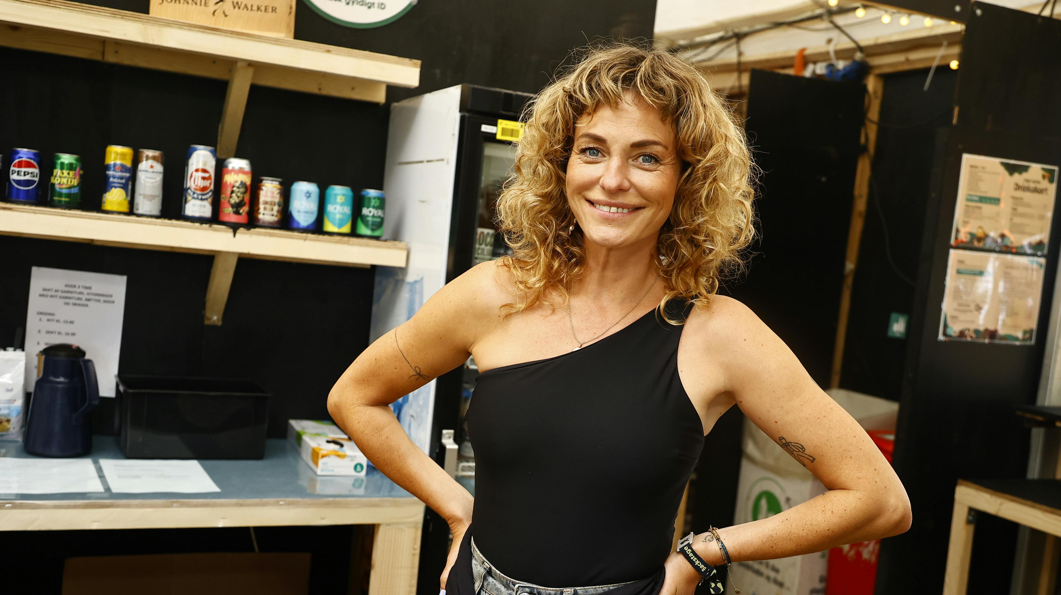 Sarah Grünewald tog også en tørn bag baren på Smukfest. Her langede hun øl, shots og drinks over bordet i to timer.