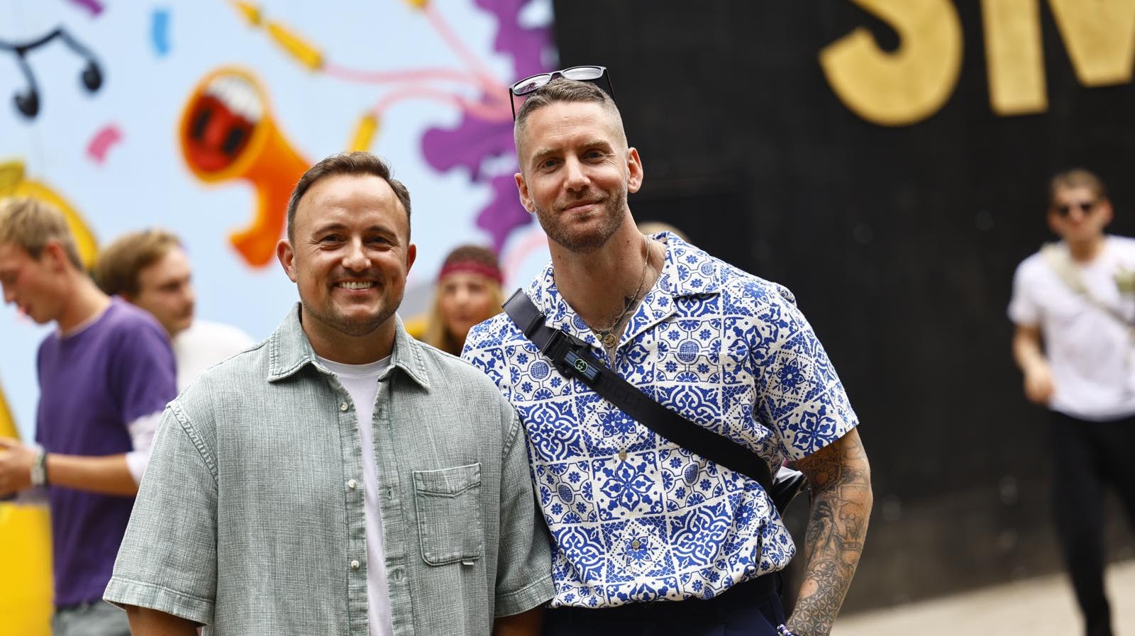 Thomas Evers Poulsen (t.v.) glæder sig til den sidste sæson af "Vild med dans", men det bliver også vemodigt at stoppe efter 20 år. Her ses han i Skanderborg torsdag sammen med sin mand Sæþór Kristínsson, hvor de fejrer deres bryllypsrejse.