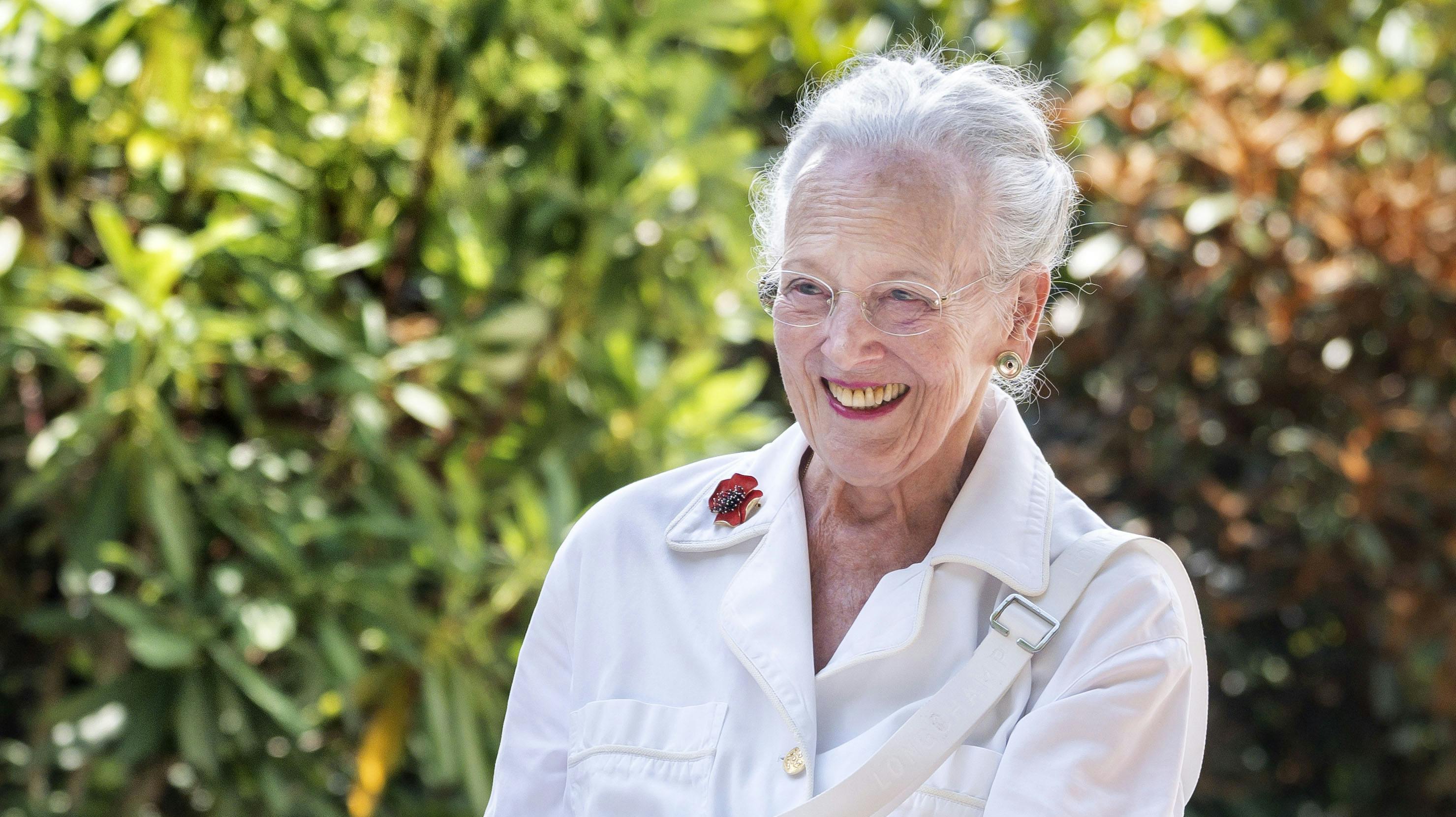 I et nyt radioprogram på den statsstøttede kanal RadioIIII skal deltagere oddse på, hvornår Dronning Margrethe dør. Men den programansvarlige redaktør afviser, at det er usmageligt.