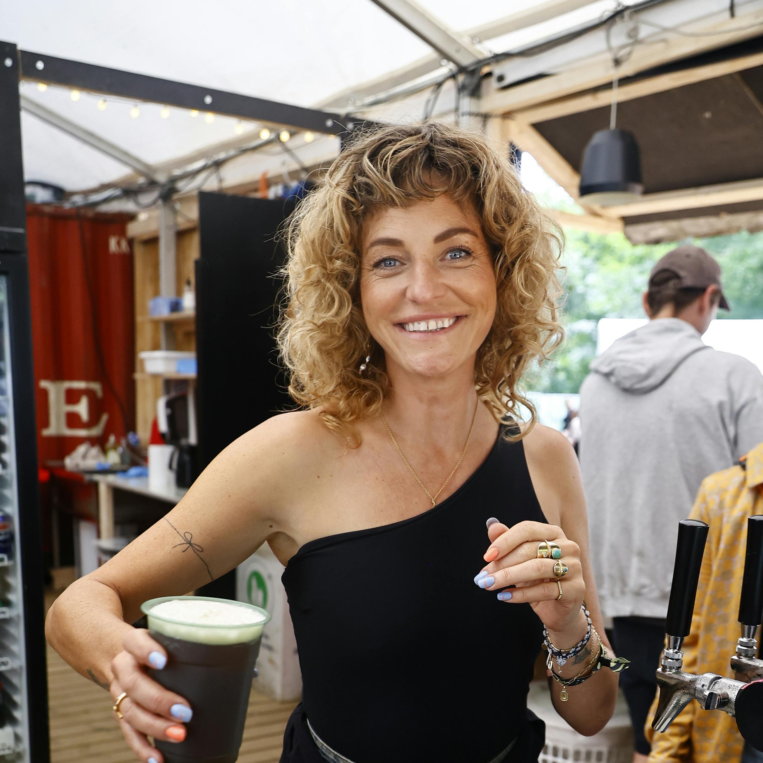 Den tidligere "Vild med dans"-vært kunne efter nogle travle måneder nyde lidt tiltrængte fridage på Smukfest, hvor hun blandt andet stod lidt bag i baren.