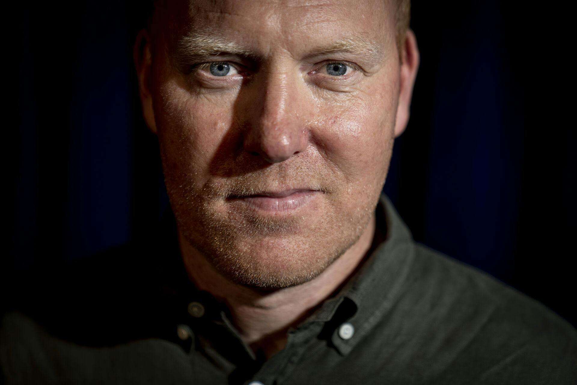 Anders Breinholt fortæller, at han skal være vært på et nyt DR-program.