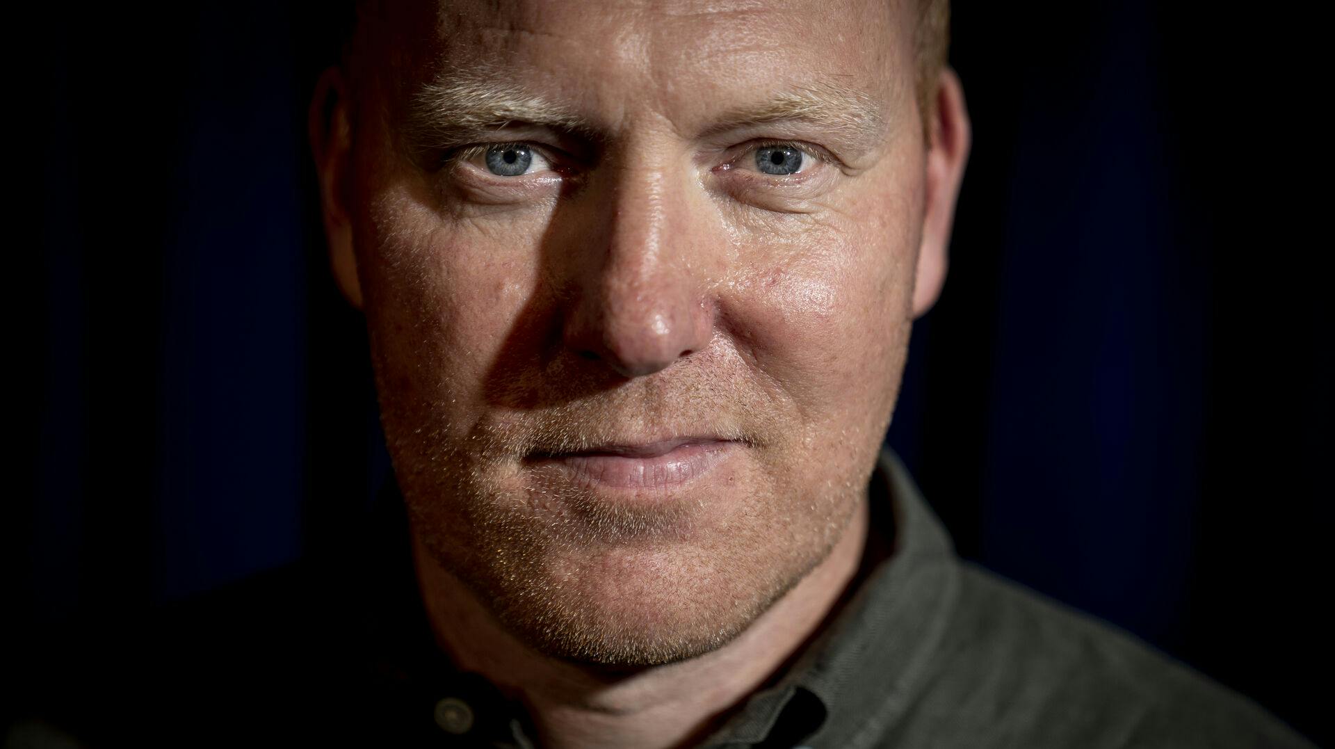 Anders Breinholt fortæller, at han skal være vært på et nyt DR-program.