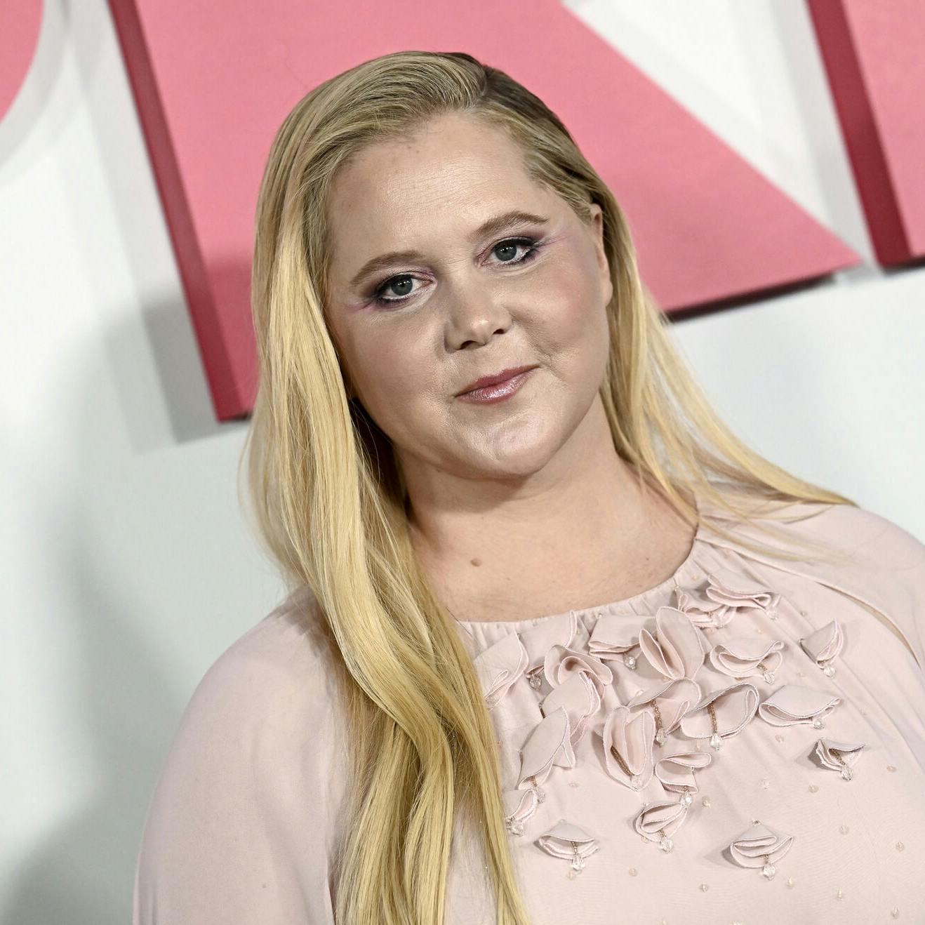 Amy Schumer er nødt til at bruge rollator for tiden.