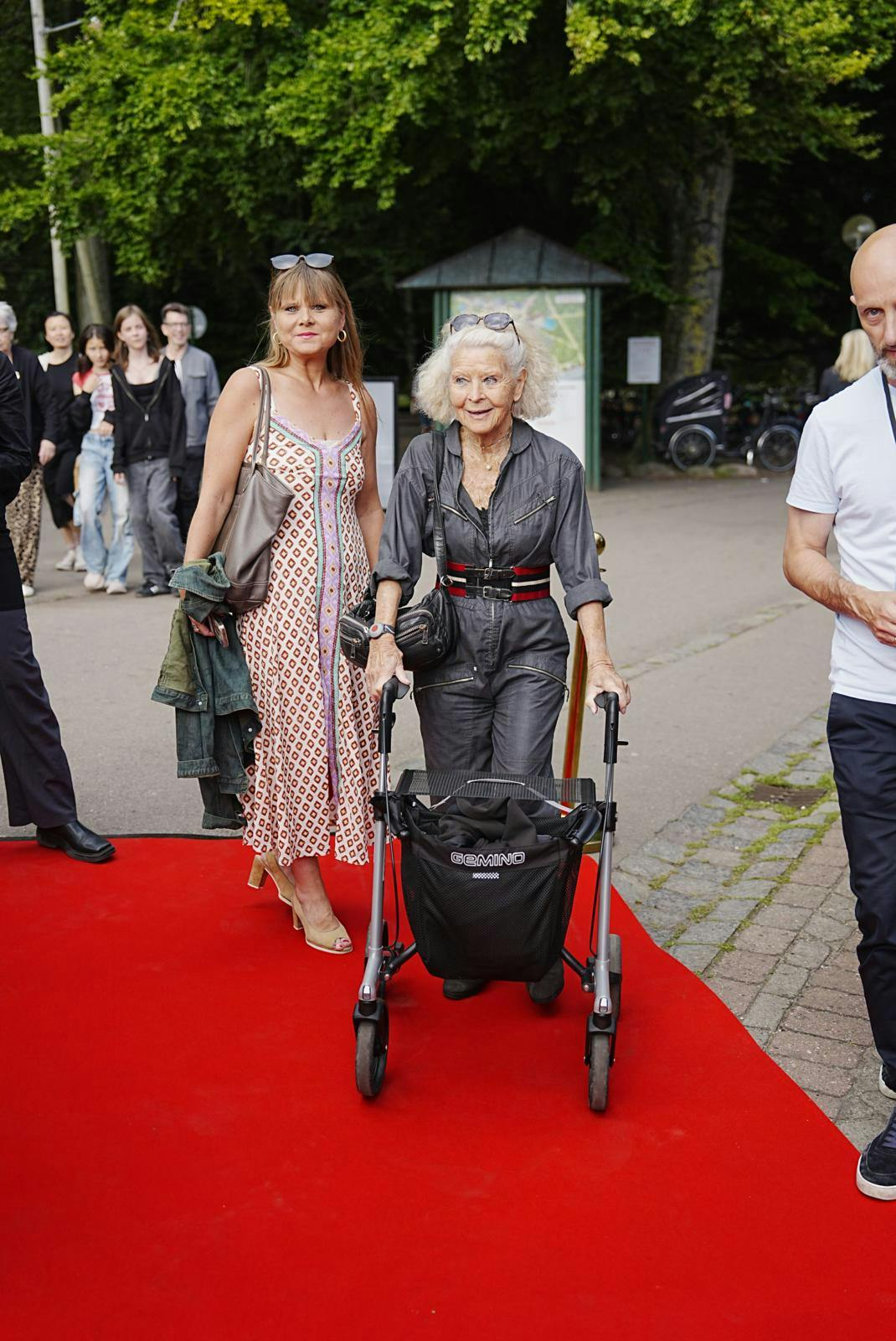 Lone Hertz ankommer - med lidt hjælp.