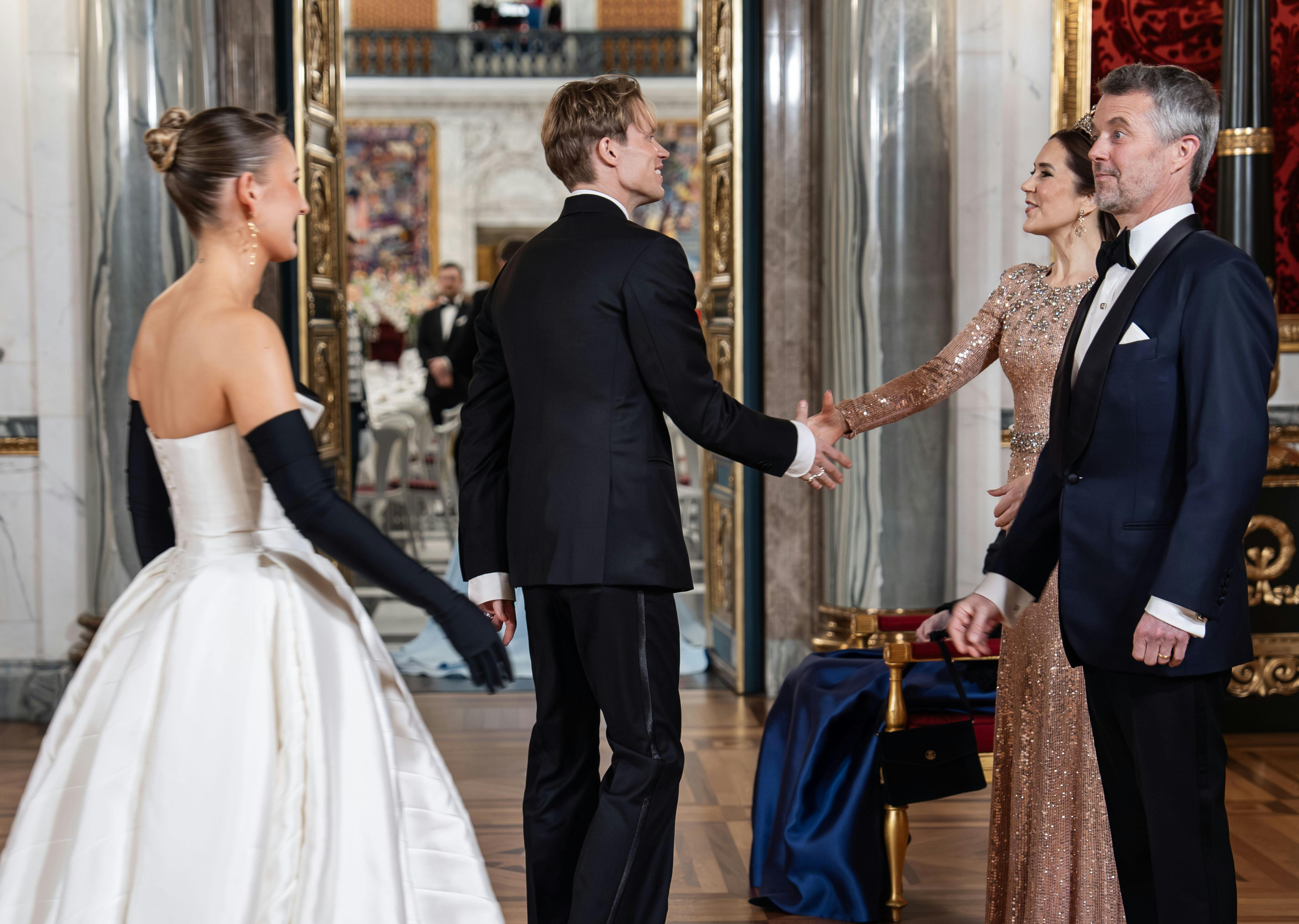 Til kunst- og kulturbal tidligere på året fik Søren Le Schmidt atter lov til at hilse officielt på dronning Mary.
