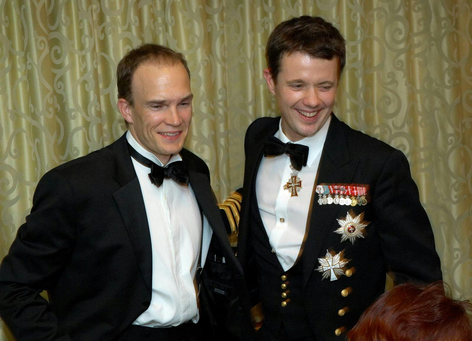Her ses en meget ung Frederik sammen med sin nære ven Nicolai Moltke-Leth, der står bag skolen, som prinsessen nu skal gå i 8. klasse på.