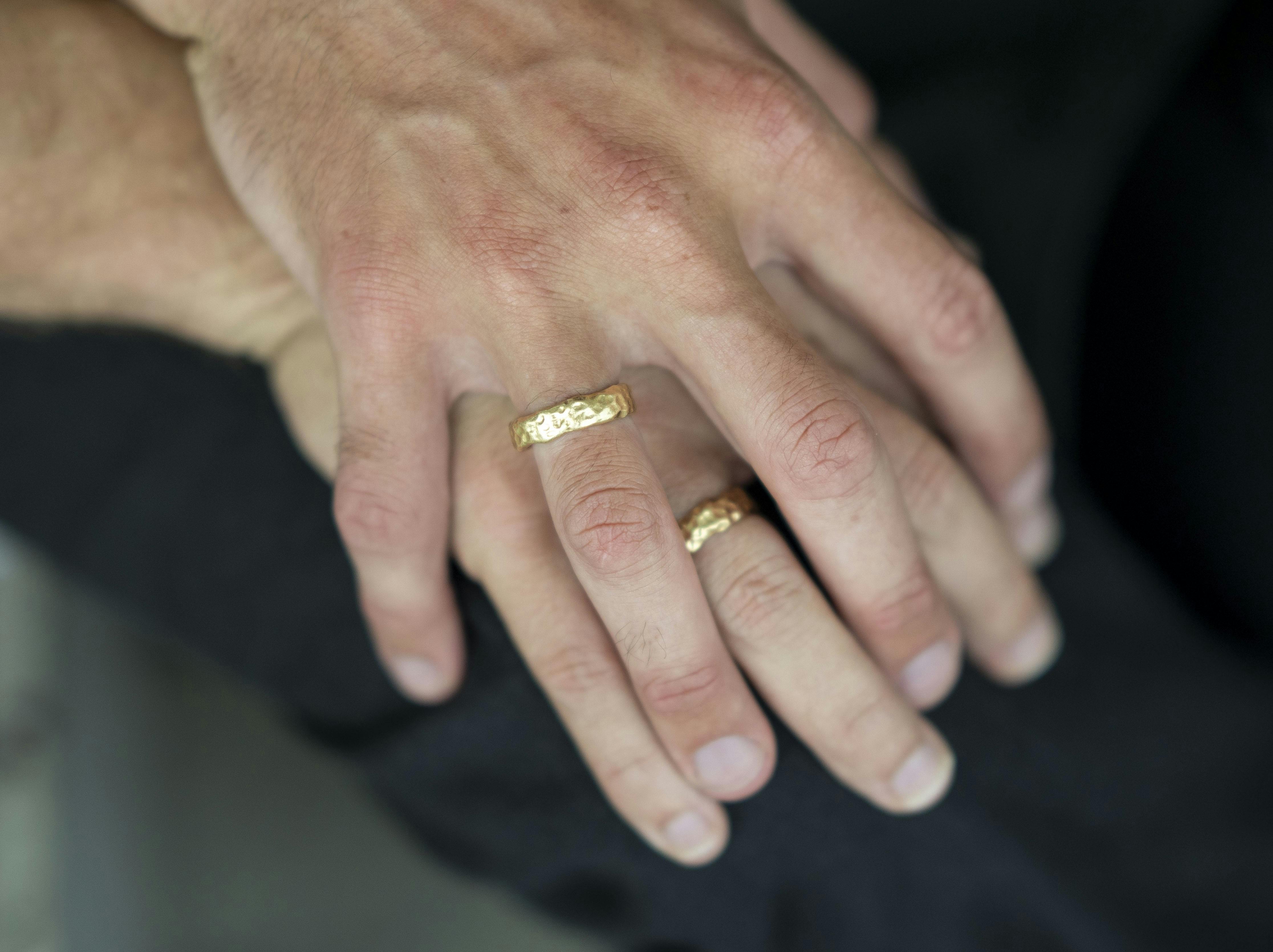 3. december har Benjamin og Morten været forlovet i tre år. – Jeg har altid sagt, at jeg gerne vil have en lang forlovelse, fortæller Benjamin. – Men nu skal den heller ikke være længere, siger Morten med et grin.