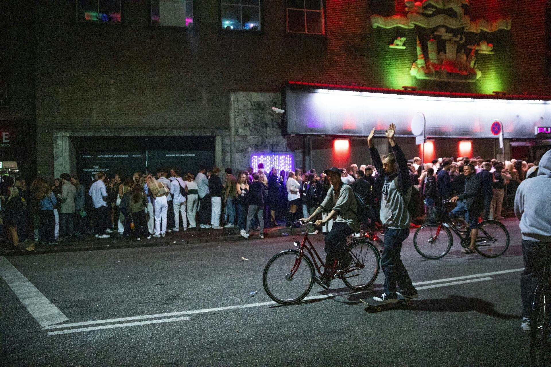 Det voldsomme overfald fandt sted få meter fra Diskoteket Rumors i København. Nu skal sagen for retten.